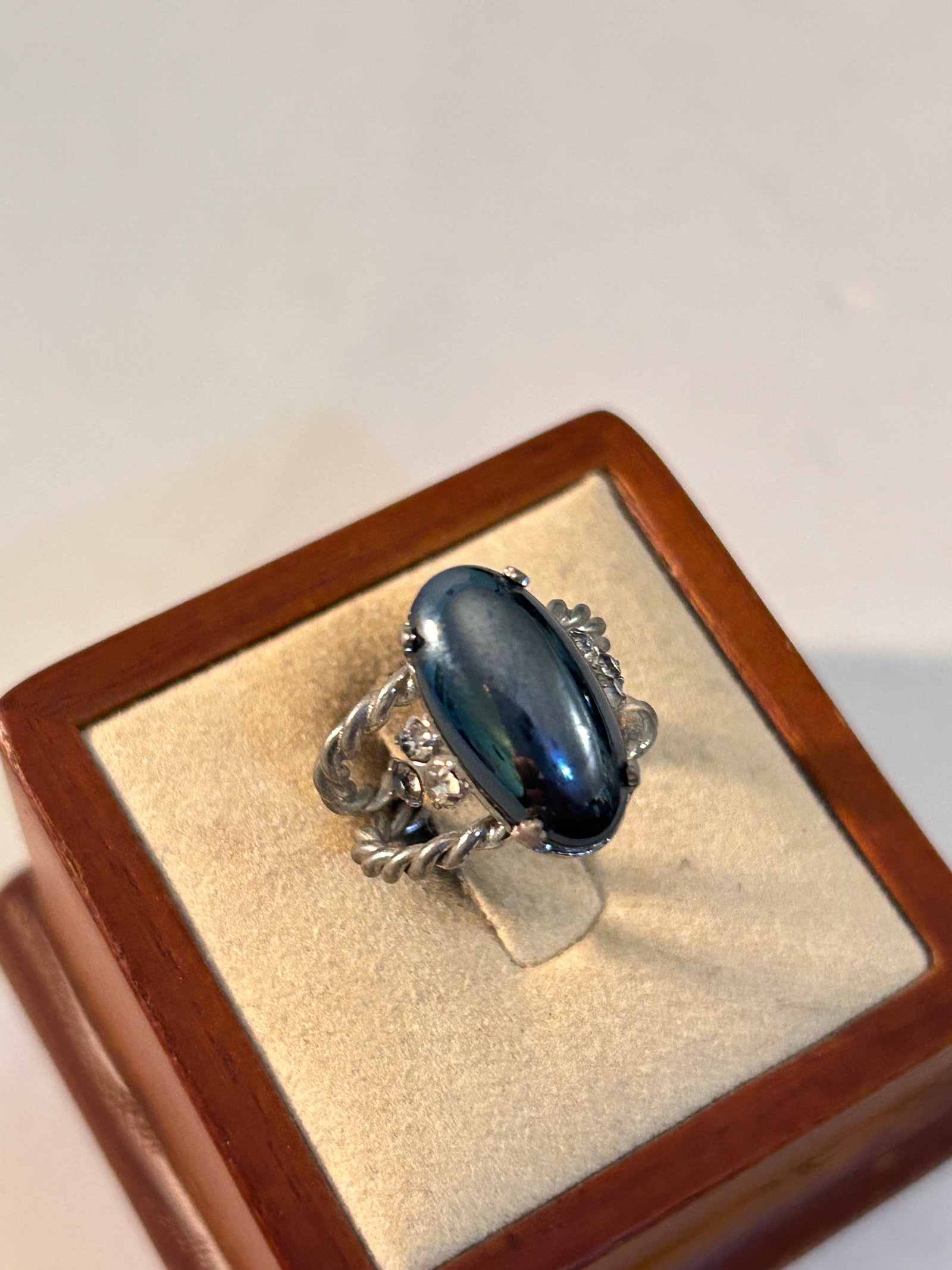Old Costume Ring Sz adjustable: Old Costume Ring Sz adjustable Please view all photos as they are part of the description and condition of this Item, Feel free to contact me with questions or picture requests! Used Item AS IS
