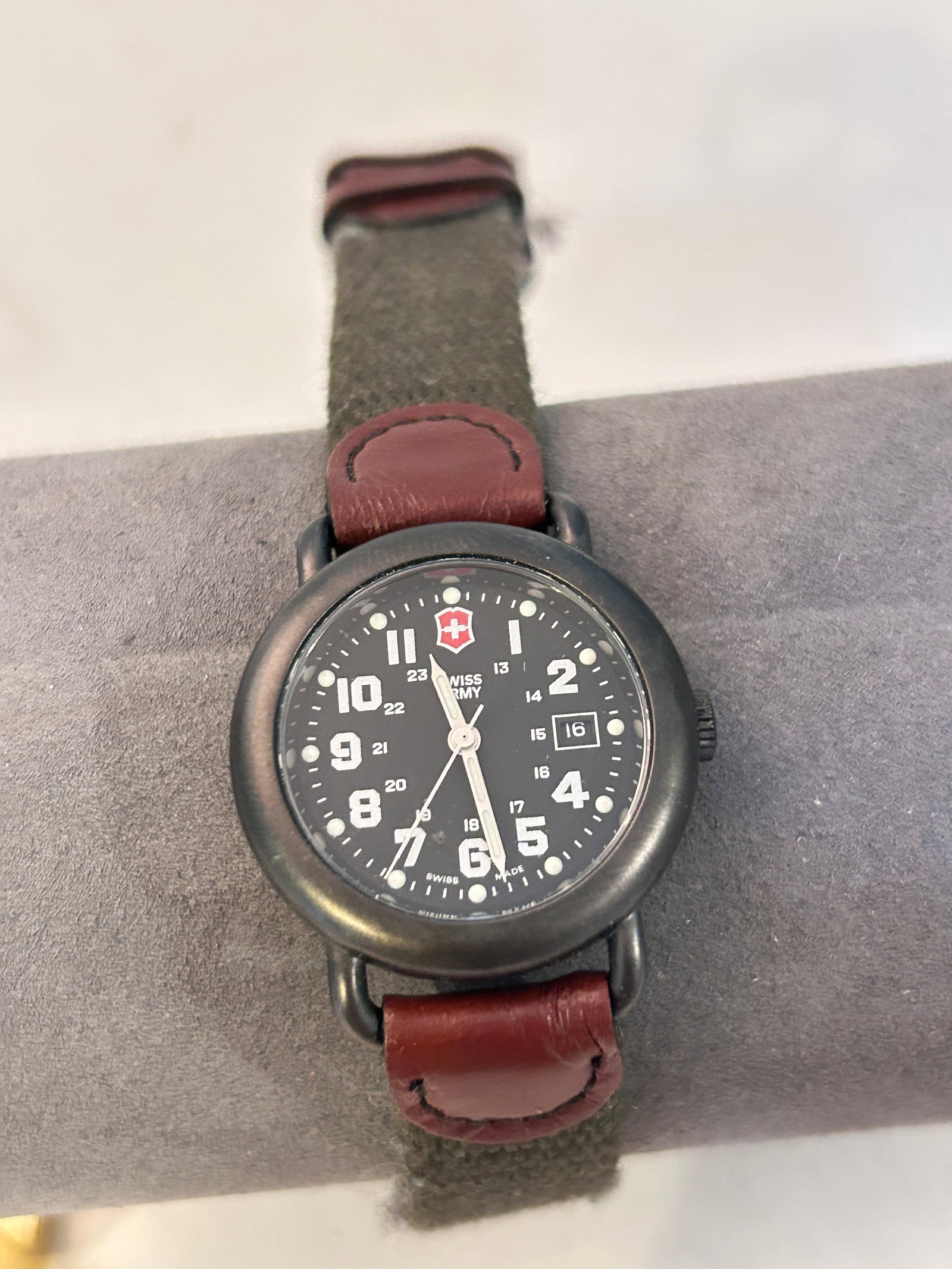 Vintage Victorinox Swiss Army Calvalry Quartz Watch needs batt works: Vintage Victorinox Swiss Army Calvalry Quartz Watch needs batt works Please view all photos as they are part of the description and condition of this Item, Feel free to contact me with questions or pi