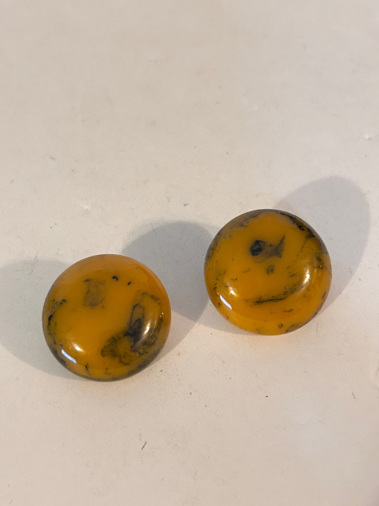 Vintage Marbled Carmel Swirl Tested Bakelite Earrings: Vintage Marbled Carmel Swirl Tested Bakelite Earrings Please view all photos as they are part of the description and condition of this Item, Feel free to contact me with questions or picture requests!