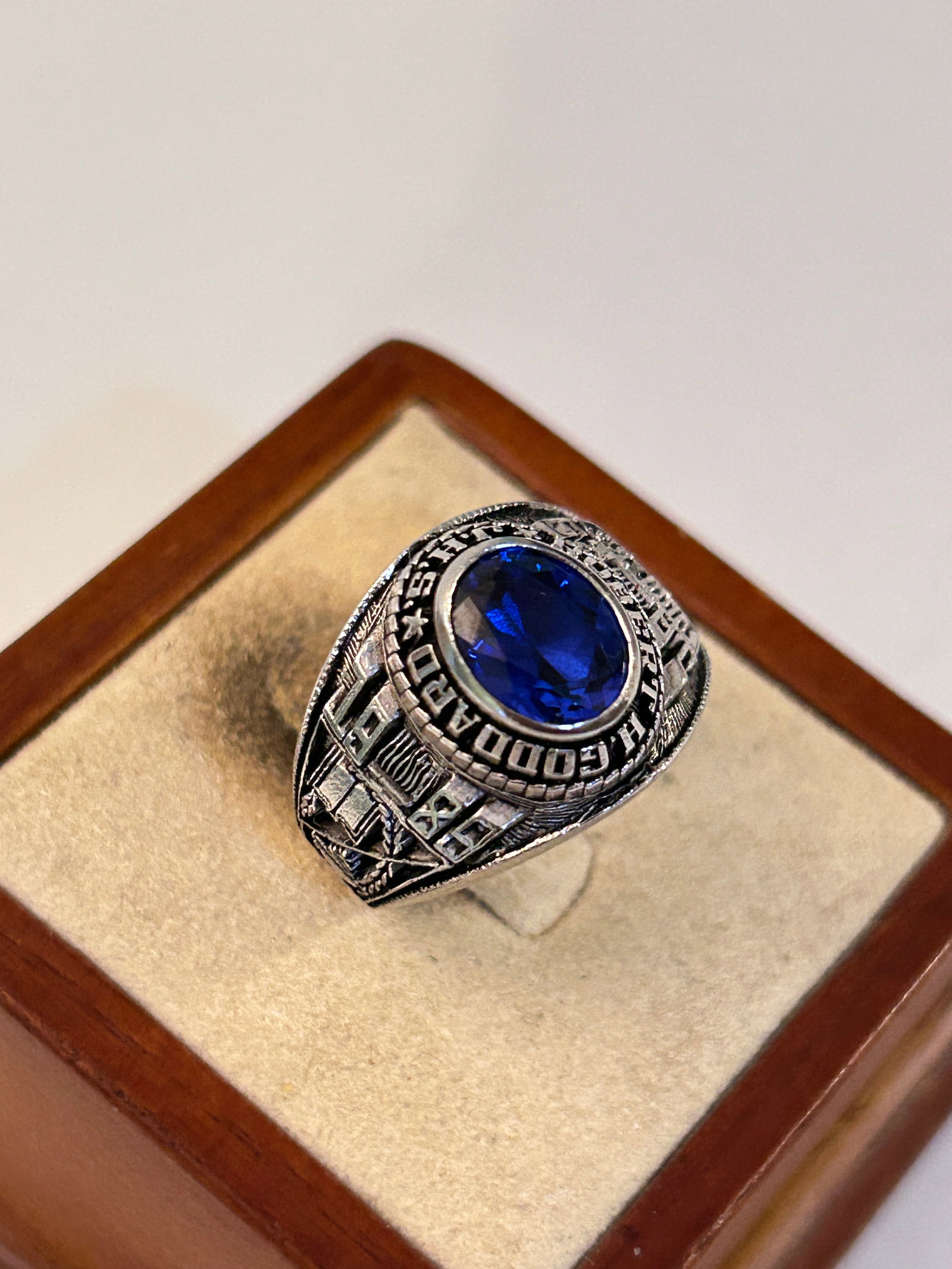Vintage ring, 1983 Robert Goddard J.H.S. Ring Sz 8: Vintage ring, 1983 Robert Goddard J.H.S. Ring Sz 8 Please view all photos as they are part of the description and condition of this Item, Feel free to contact me with questions or picture requests! Us
