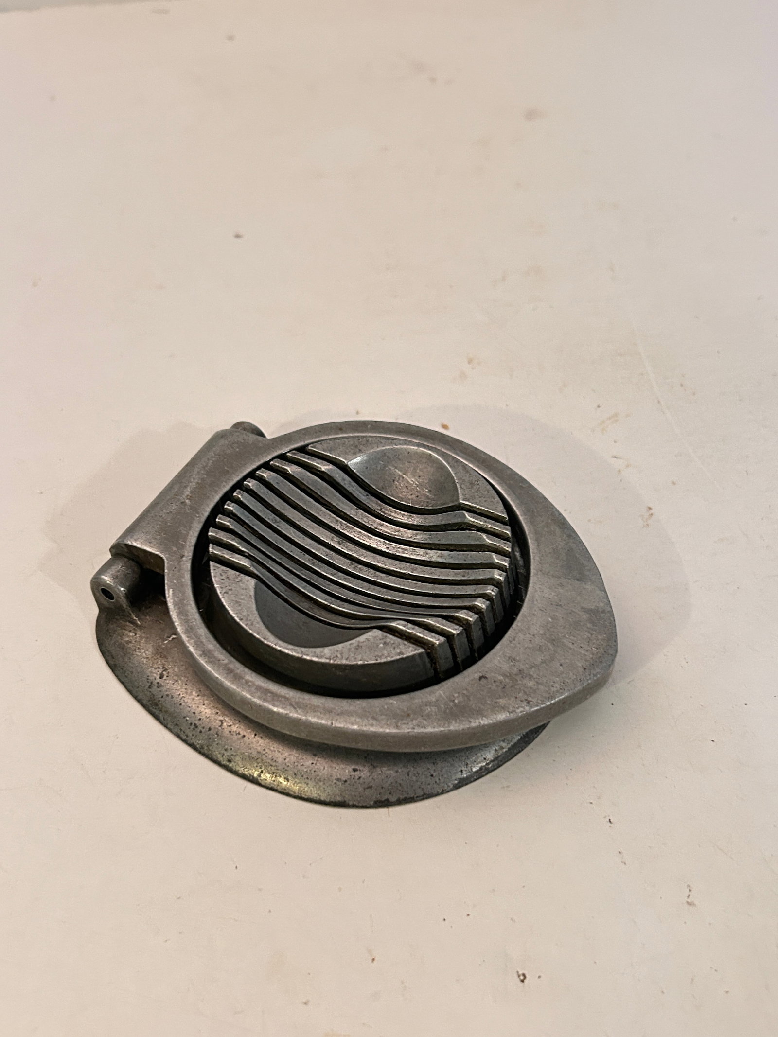 Vintage Metal hard boiled egg slicer: Vintage Metal hard boiled egg slicerPlease view all photos as they are part of the description and condition of this Item, Feel free to contact me with questions or picture requests! Used Item AS IS