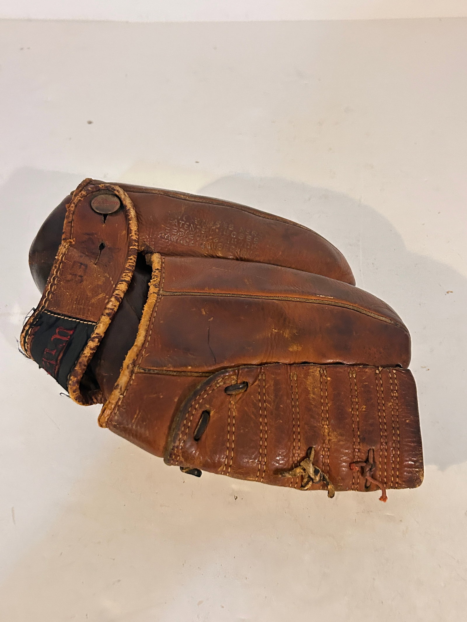 Vintage Old Basebale Glove: Vintage Old Basebale Glove Please view all photos as they are part of the description and condition of this Item, Feel free to contact me with questions or picture requests! Used Item AS IS