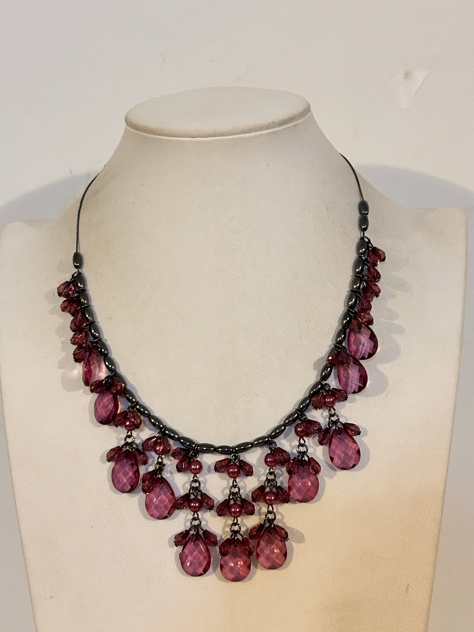 Vintage Purple Bead Necklace 17": Vintage Purple Bead Necklace 17"Please view all photos as they are part of the description and condition of this Item, Feel free to contact me with questions or picture requests! Used Item AS IS