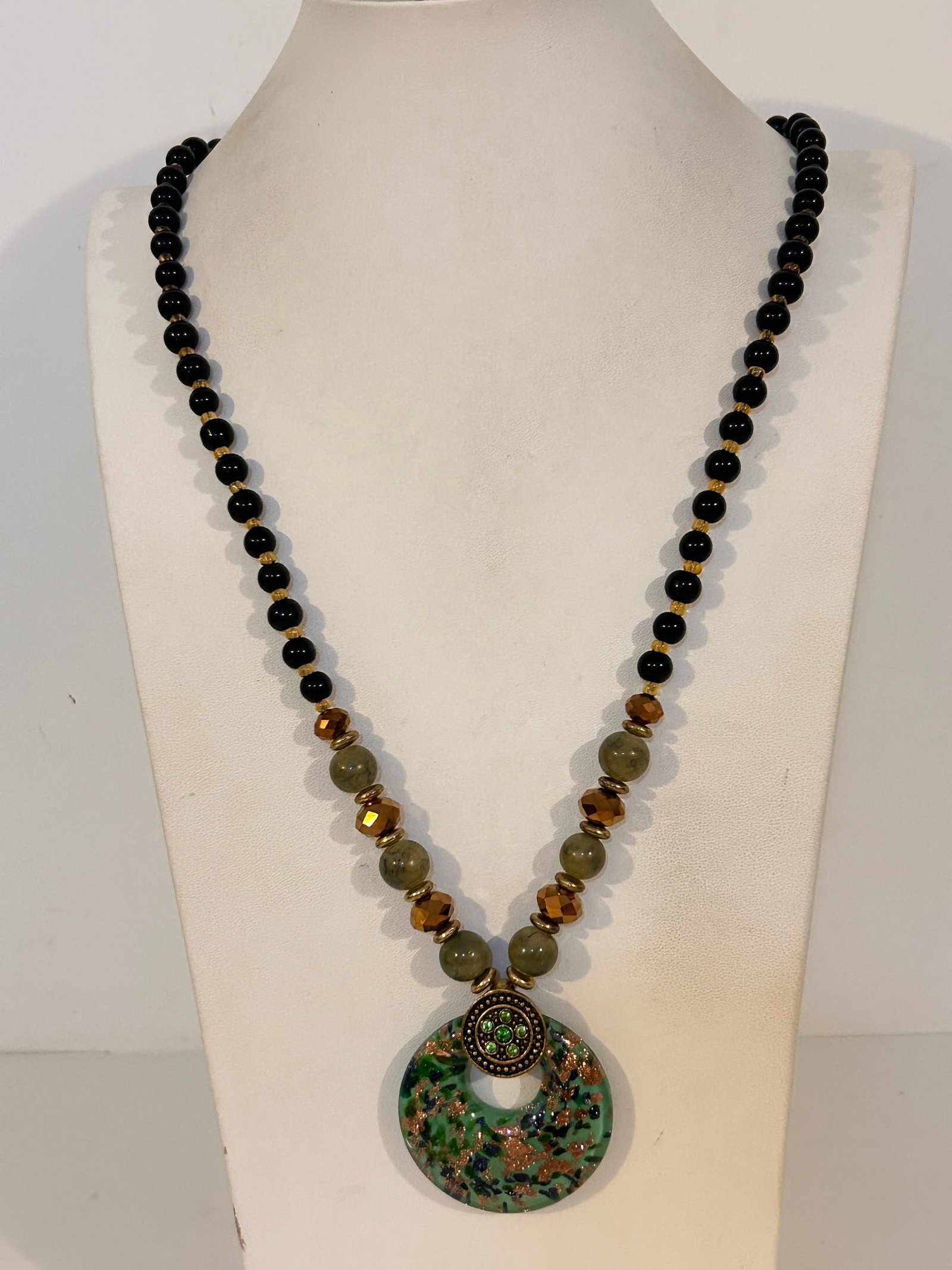 Vintage Glass Murano Pendant Necklace 27": Vintage Glass Murano Pendant Necklace 27"Please view all photos as they are part of the description and condition of this Item, Feel free to contact me with questions or picture requests! Used Item AS