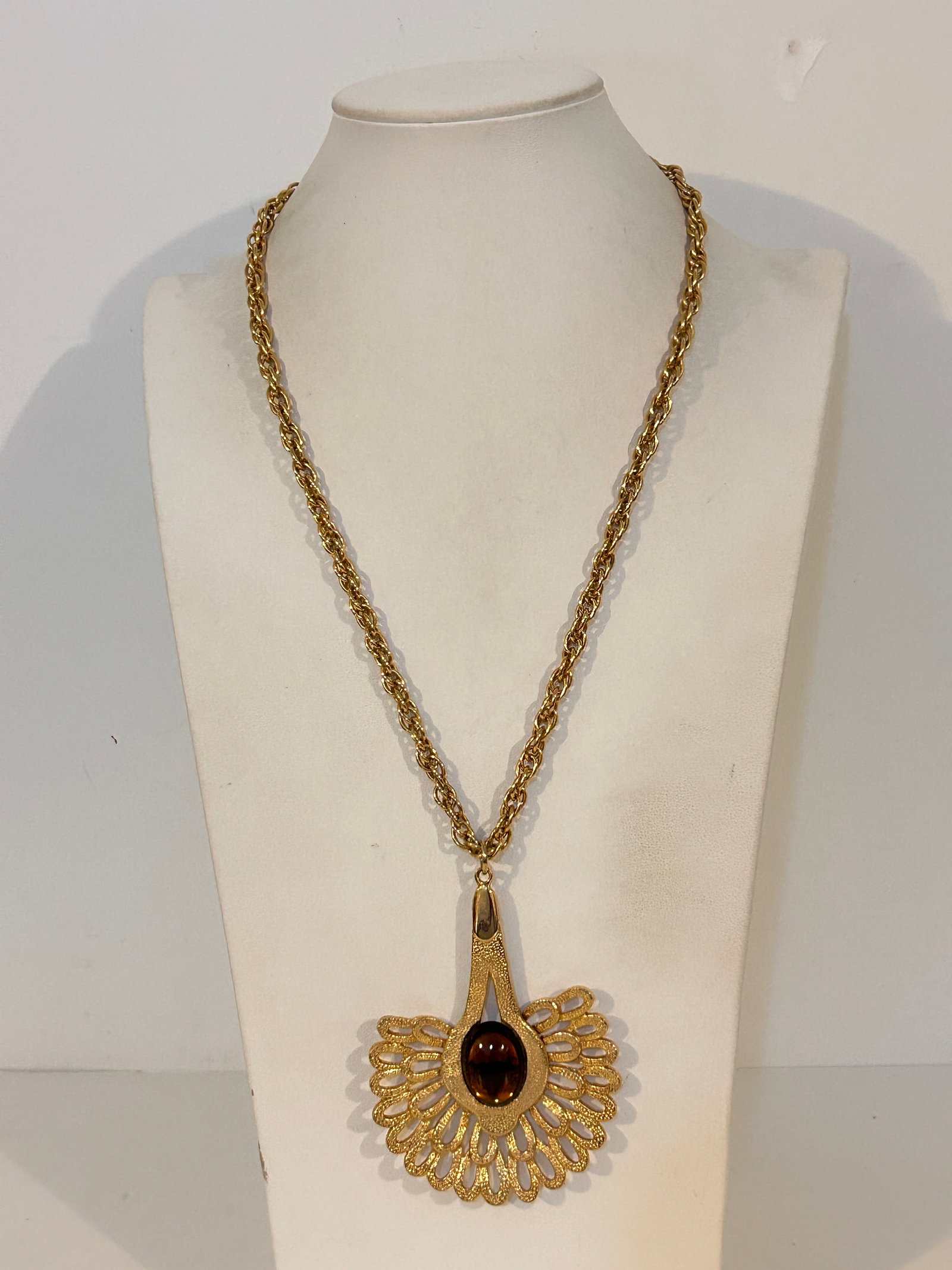Vintage Gold Tone large pendant Necklace 23": Vintage Gold Tone large pendant Necklace 23"Please view all photos as they are part of the description and condition of this Item, Feel free to contact me with questions or picture requests! Used Item
