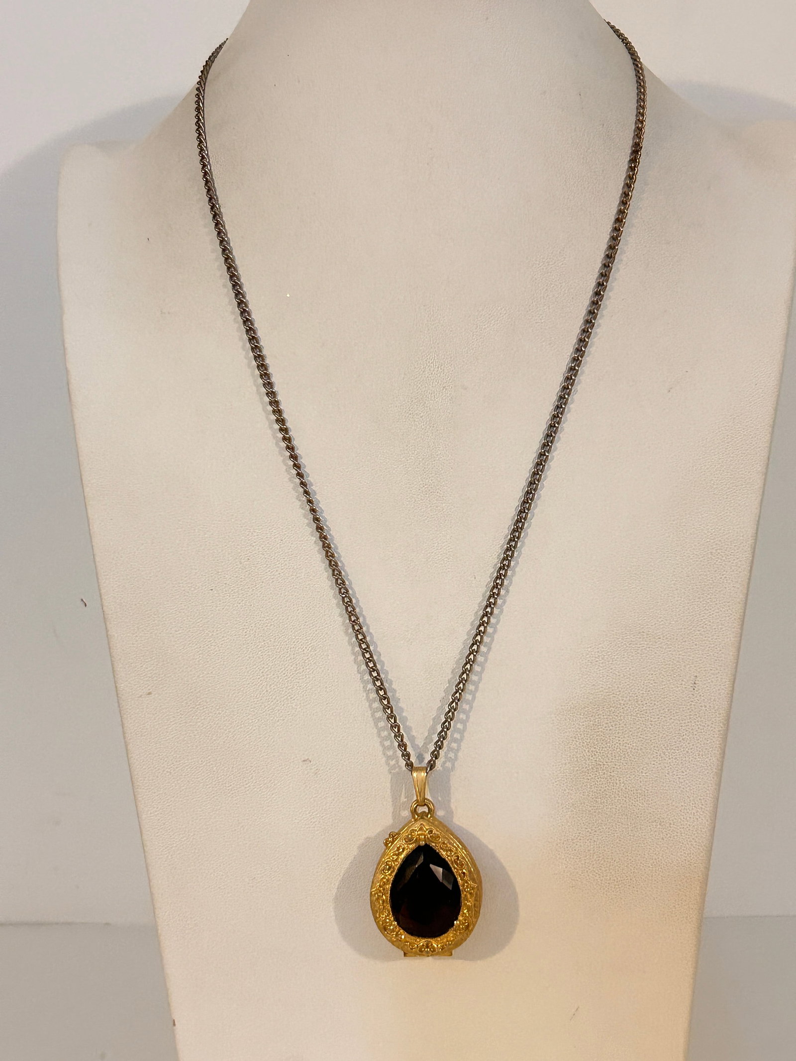 VTG Goldette NY Amethyst Glass Oval Locket Pendant Necklace 23": VTG Goldette NY Amethyst Glass Oval Locket Pendant Necklace 23"Please view all photos as they are part of the description and condition of this Item, Feel free to contact me with questions or picture 