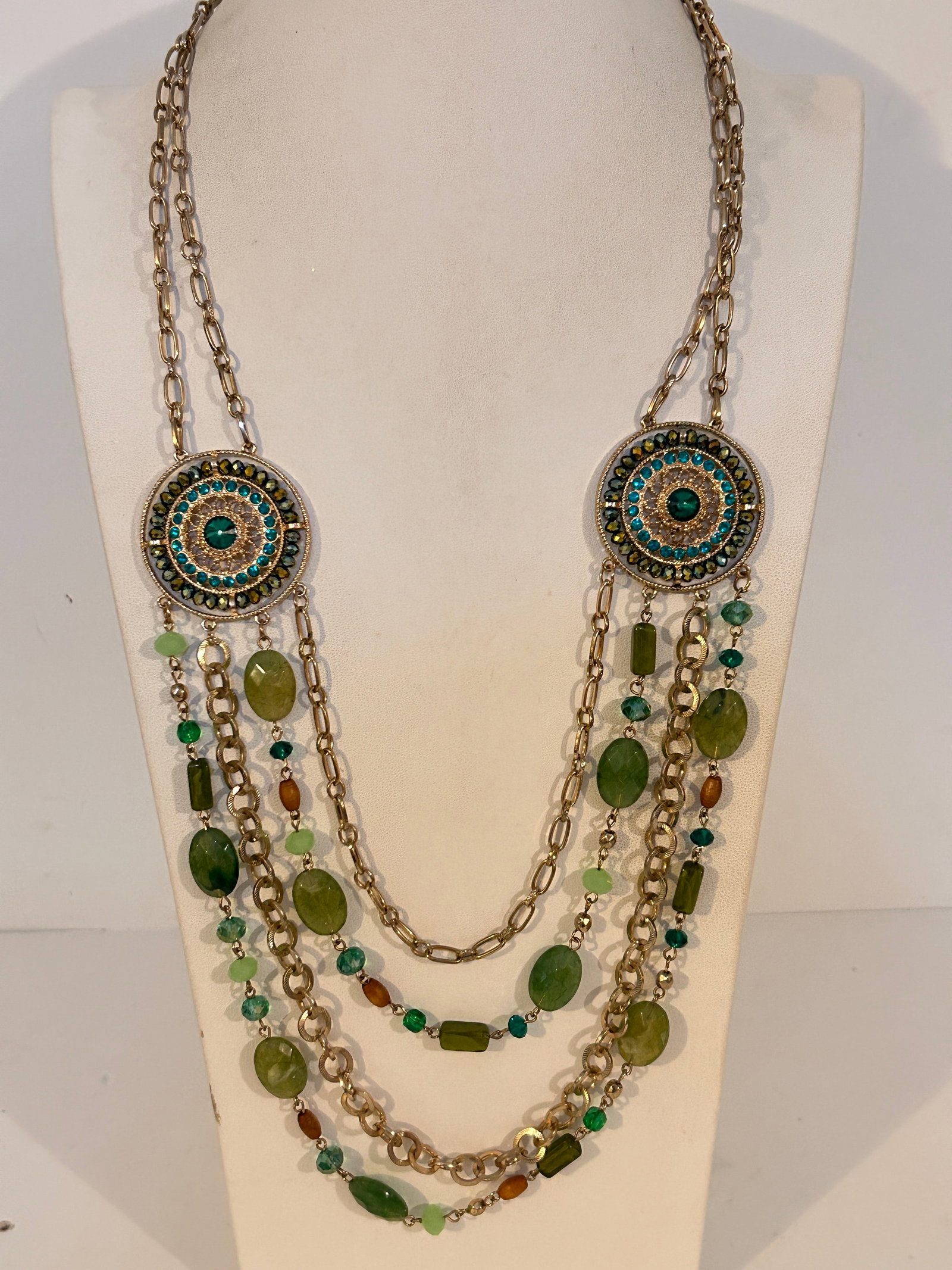 Vintage Green Bead 4 Strand Necklace: Vintage Green Bead 4 Strand Necklace Please view all photos as they are part of the description and condition of this Item, Feel free to contact me with questions or picture requests! Used Item AS IS
