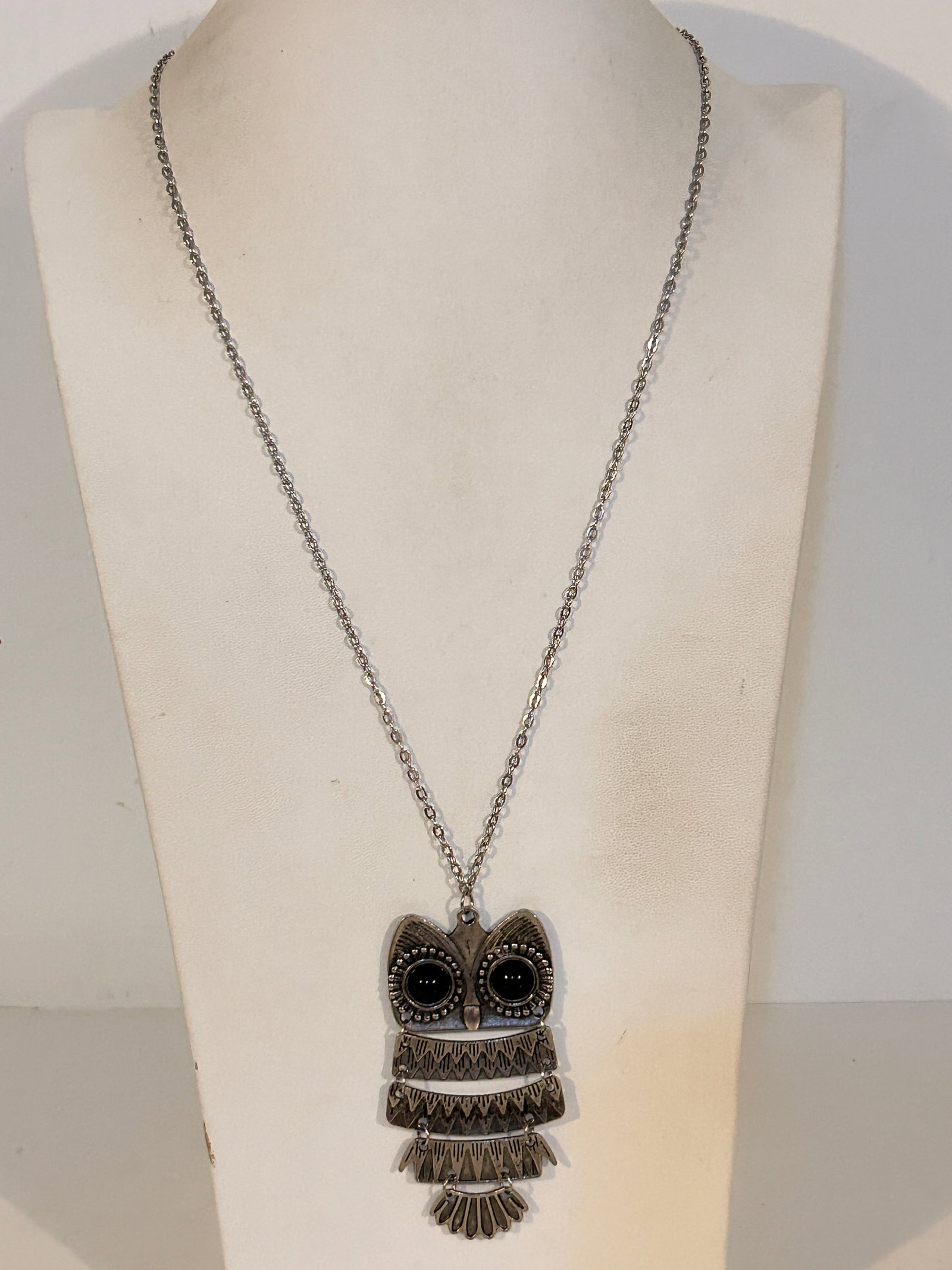 Vintage Owl Pendant Necklace 28": Vintage Owl Pendant Necklace 28"Please view all photos as they are part of the description and condition of this Item, Feel free to contact me with questions or picture requests! Used Item AS IS