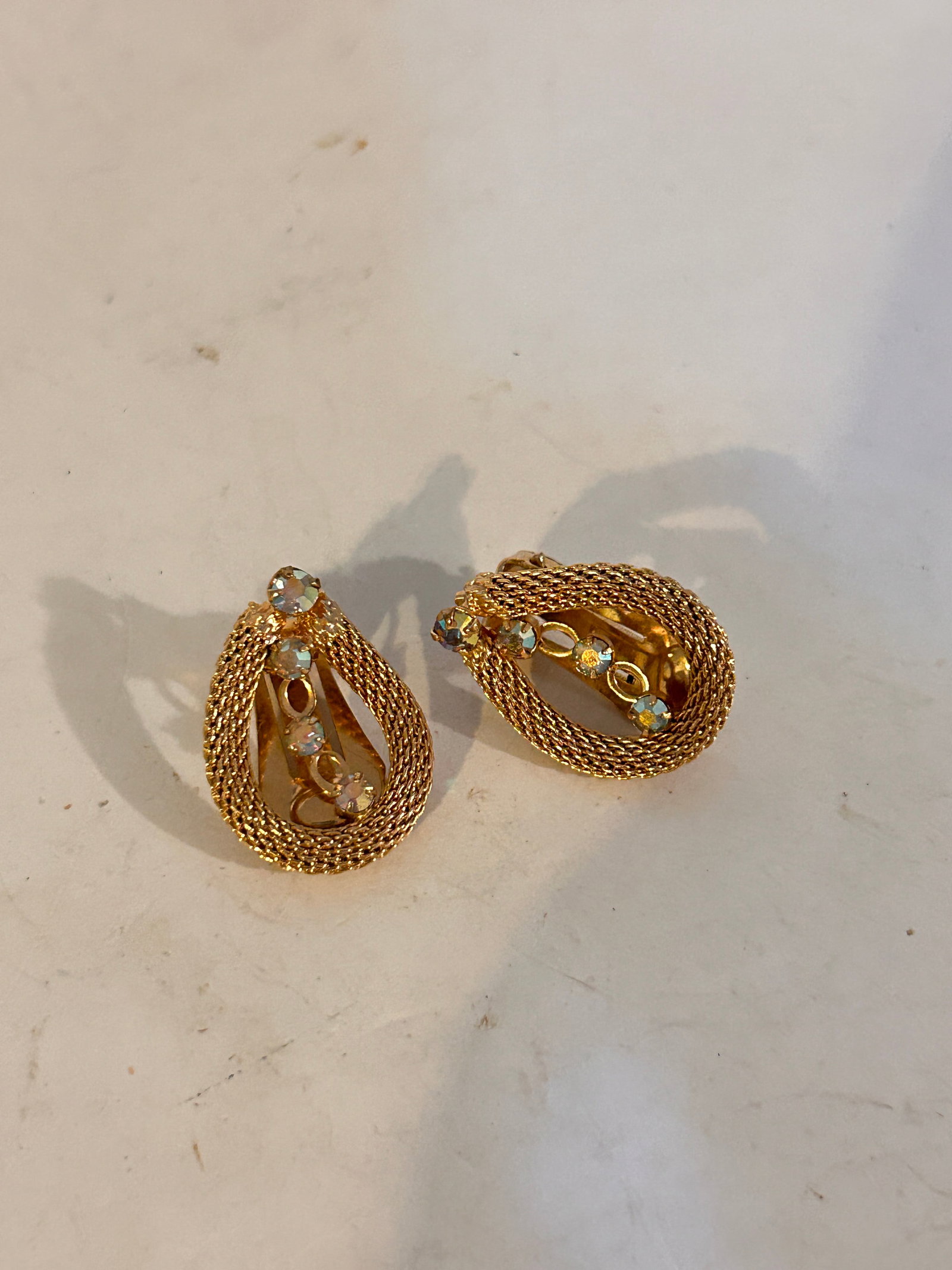 Vintage mesh gold tone Earrings: Vintage mesh gold tone EarringsPlease view all photos as they are part of the description and condition of this Item, Feel free to contact me with questions or picture requests! Used Item AS IS