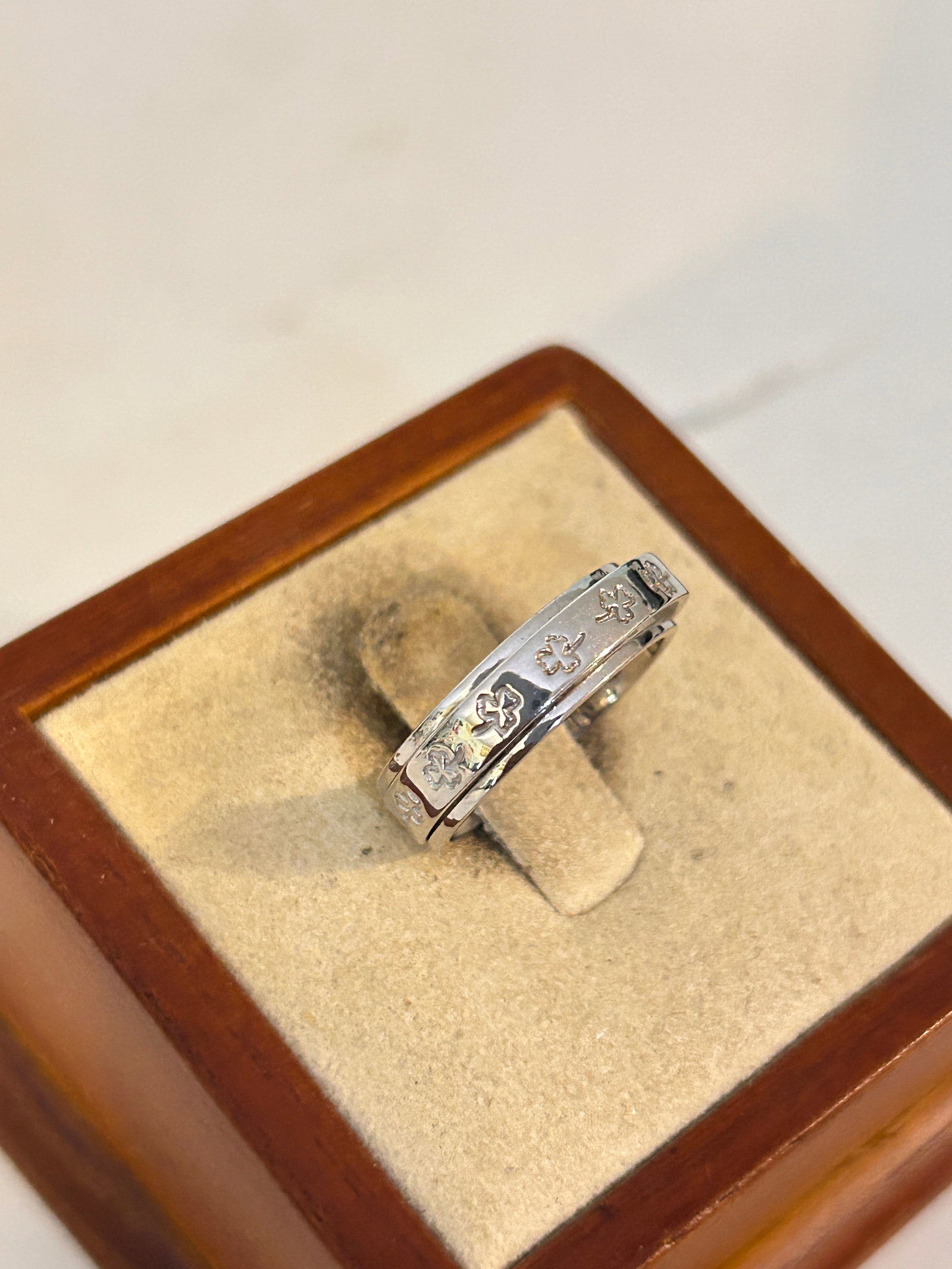 D'Joy Sterling Silver Spinner Band Ring 5 Lucky Charm (1 of 5)