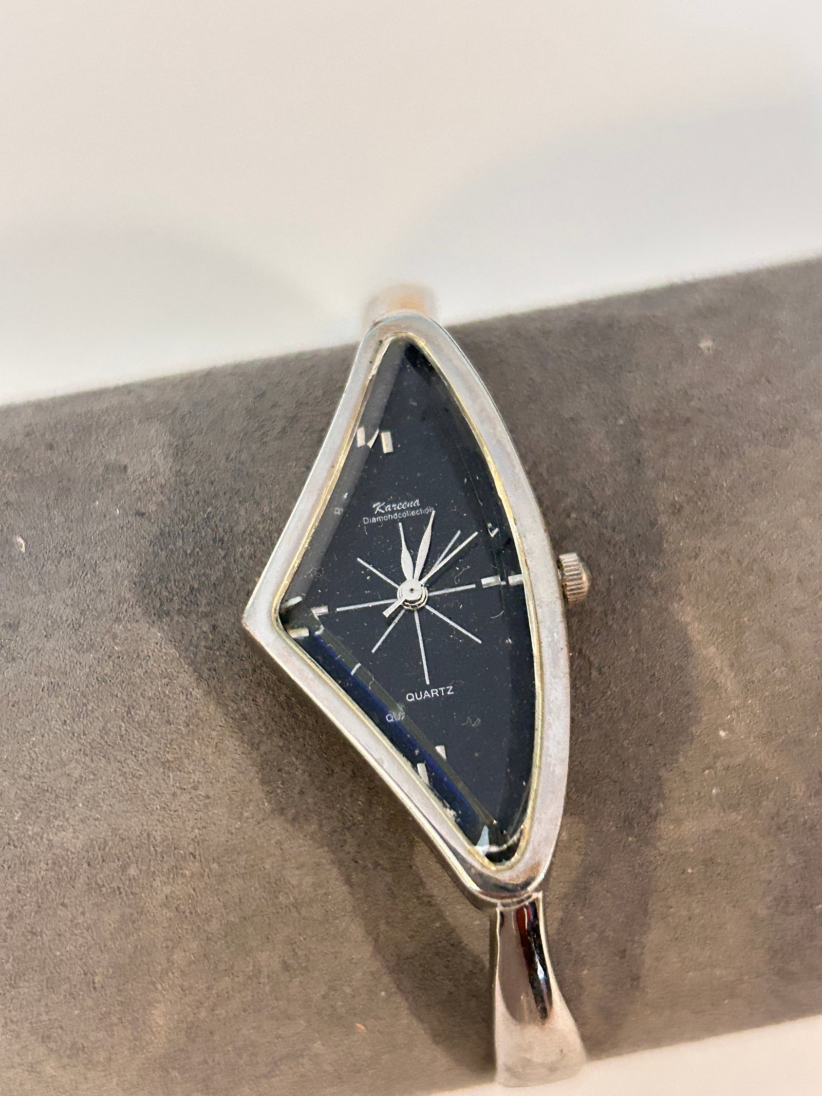 Vintage Kareena quartz bracelet Watch needs bat: Vintage Kareena quartz bracelet Watch needs batPlease view all photos as they are part of the description and condition of this Item, Feel free to contact me with questions or picture requests! Used I