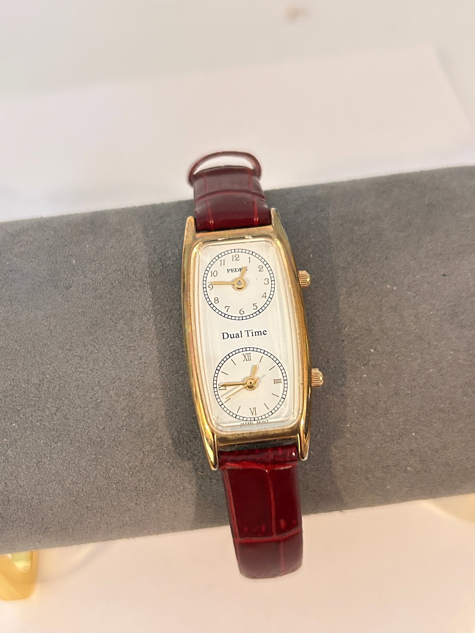 Ladies Dual Time Quartz Gold Tone Red Leather Band Watch needs bat: Ladies Dual Time Quartz Gold Tone Red Leather Band Watch needs batPlease view all photos as they are part of the description and condition of this Item, Feel free to contact me with questions or