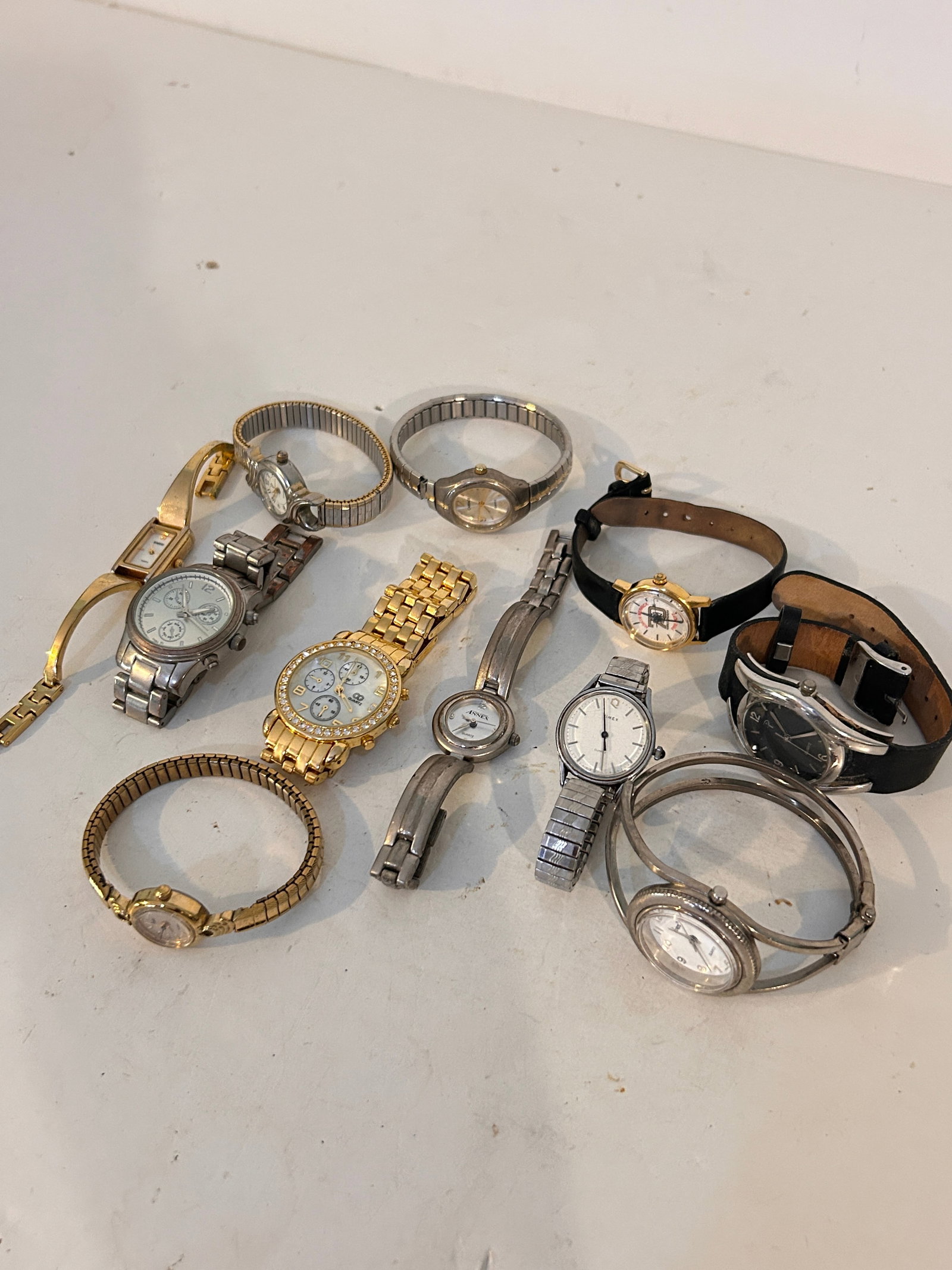 Vintage Lot of 10 Watches Nice Shape Need Batteries: Vintage Lot of 10 Watches Nice Shape Need Batteries Please view all photos as they are part of the description and condition of this Item, Feel free to contact me with questions or picture requests! U