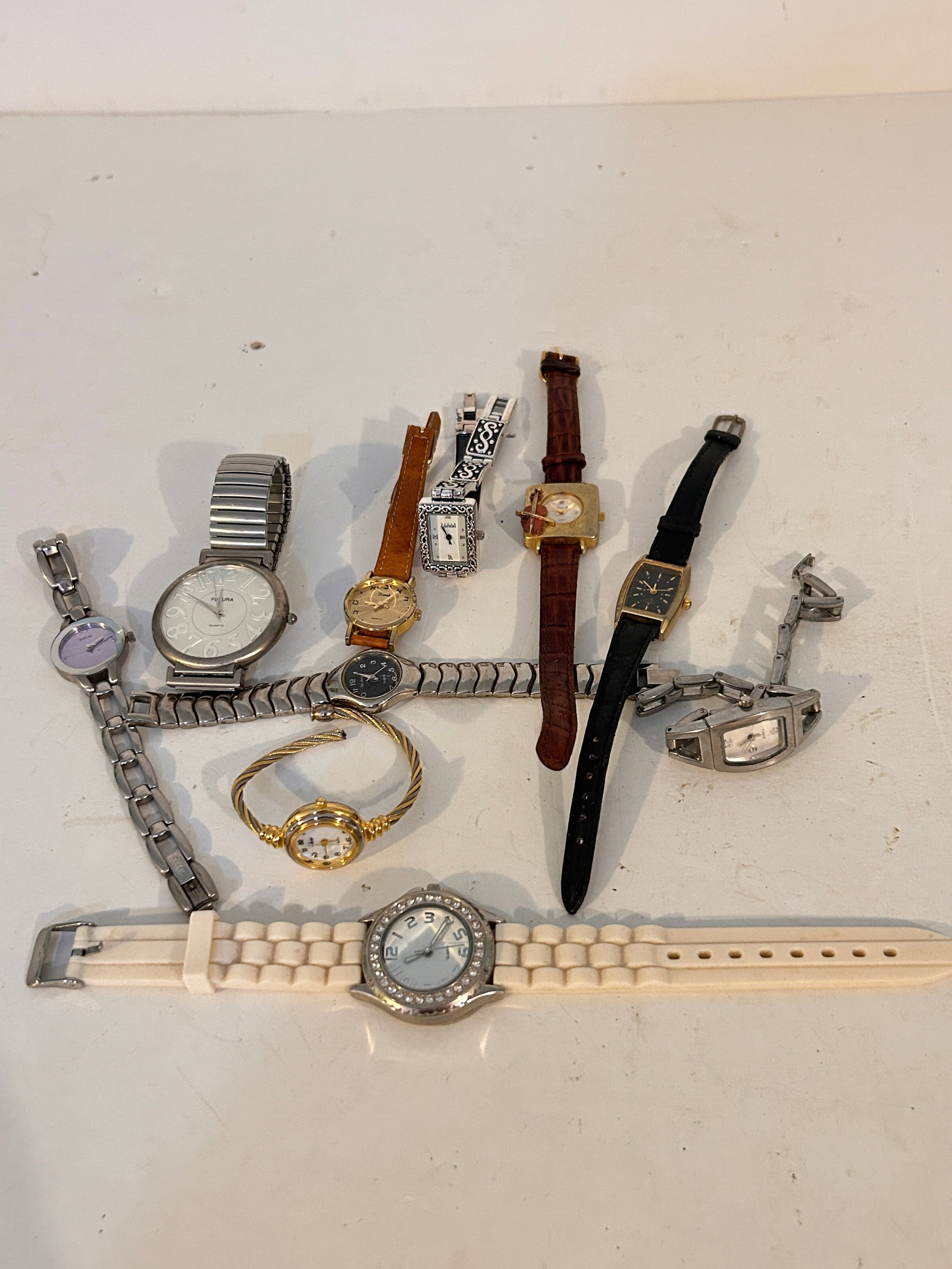 Vintage Lot of 10 Watches Nice Shape Need Batteries: Vintage Lot of 10 Watches Nice Shape Need Batteries Please view all photos as they are part of the description and condition of this Item, Feel free to contact me with questions or picture requests! U