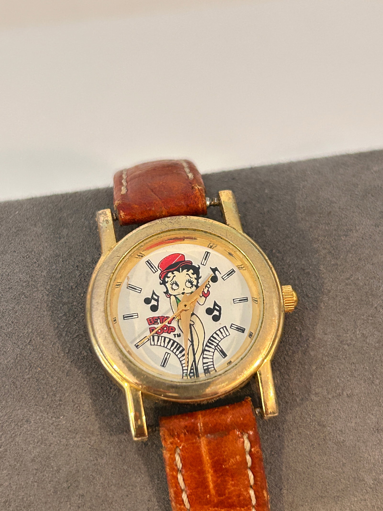 Vintage Betty Boop quartz watch features a gold-tone case Working: Vintage Betty Boop quartz watch features a gold-tone case Working Please view all photos as they are part of the description and condition of this Item, Feel free to contact me with questions or pictu