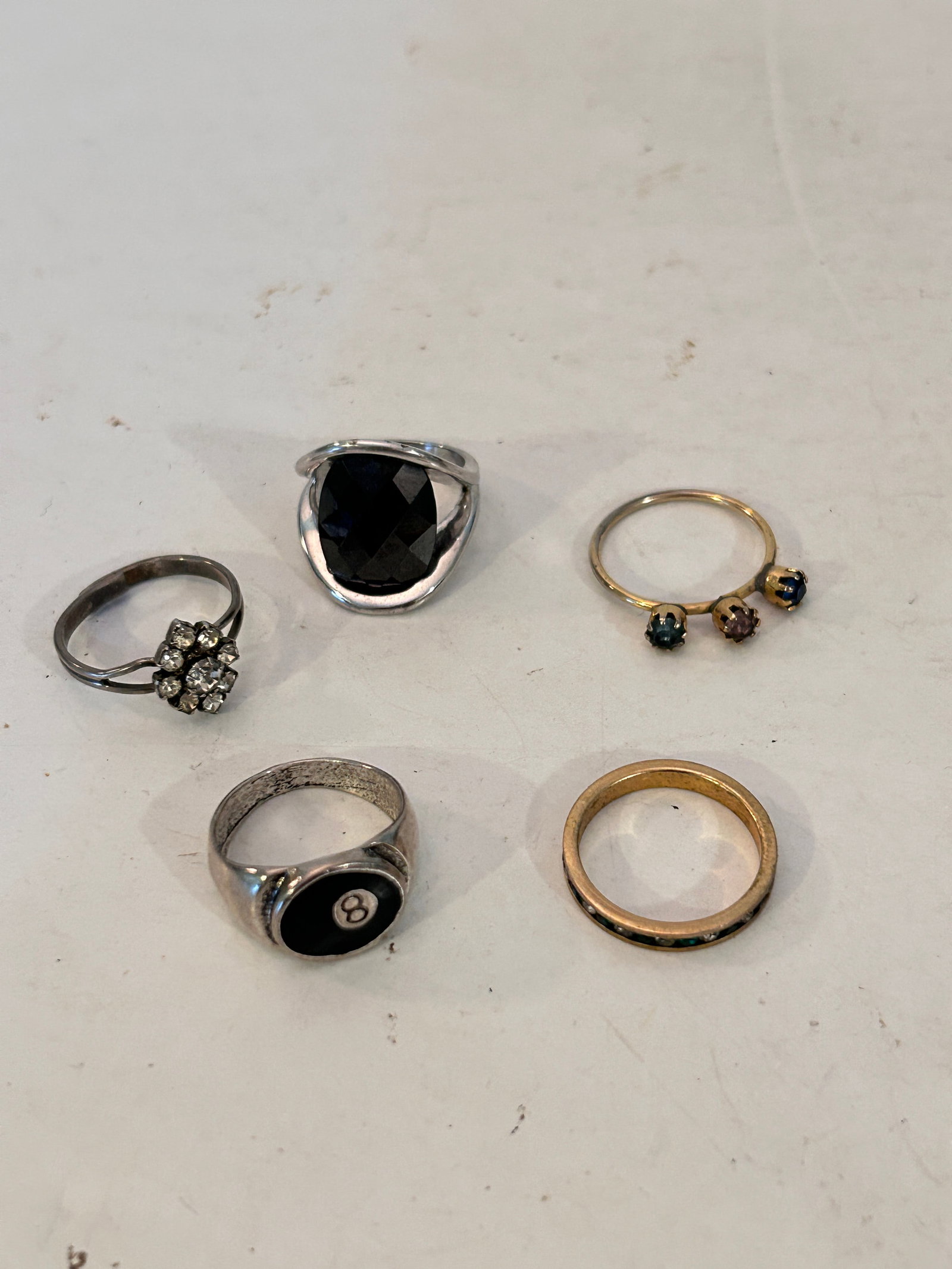 Vintage Lot of 5 Costume Rings: Vintage Lot of 5 Costume Rings Please view all photos as they are part of the description and condition of this Item, Feel free to contact me with questions or picture requests! Used Item AS IS