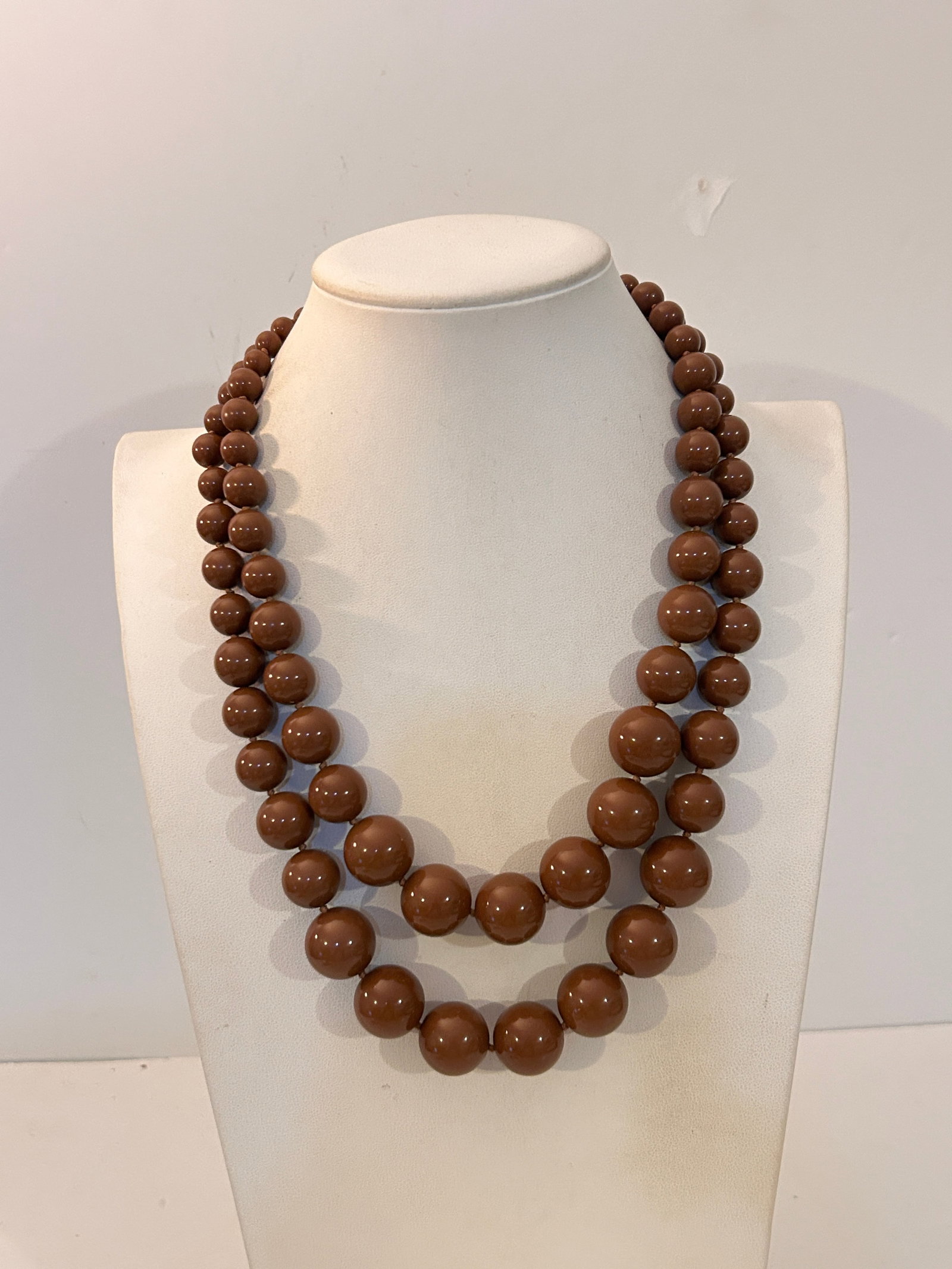 Vintage Brown Graduated round bead Necklace 20": Vintage Brown Graduated round bead Necklace 20" Please view all photos as they are part of the description and condition of this Item, Feel free to contact me with questions or picture requests! Used 