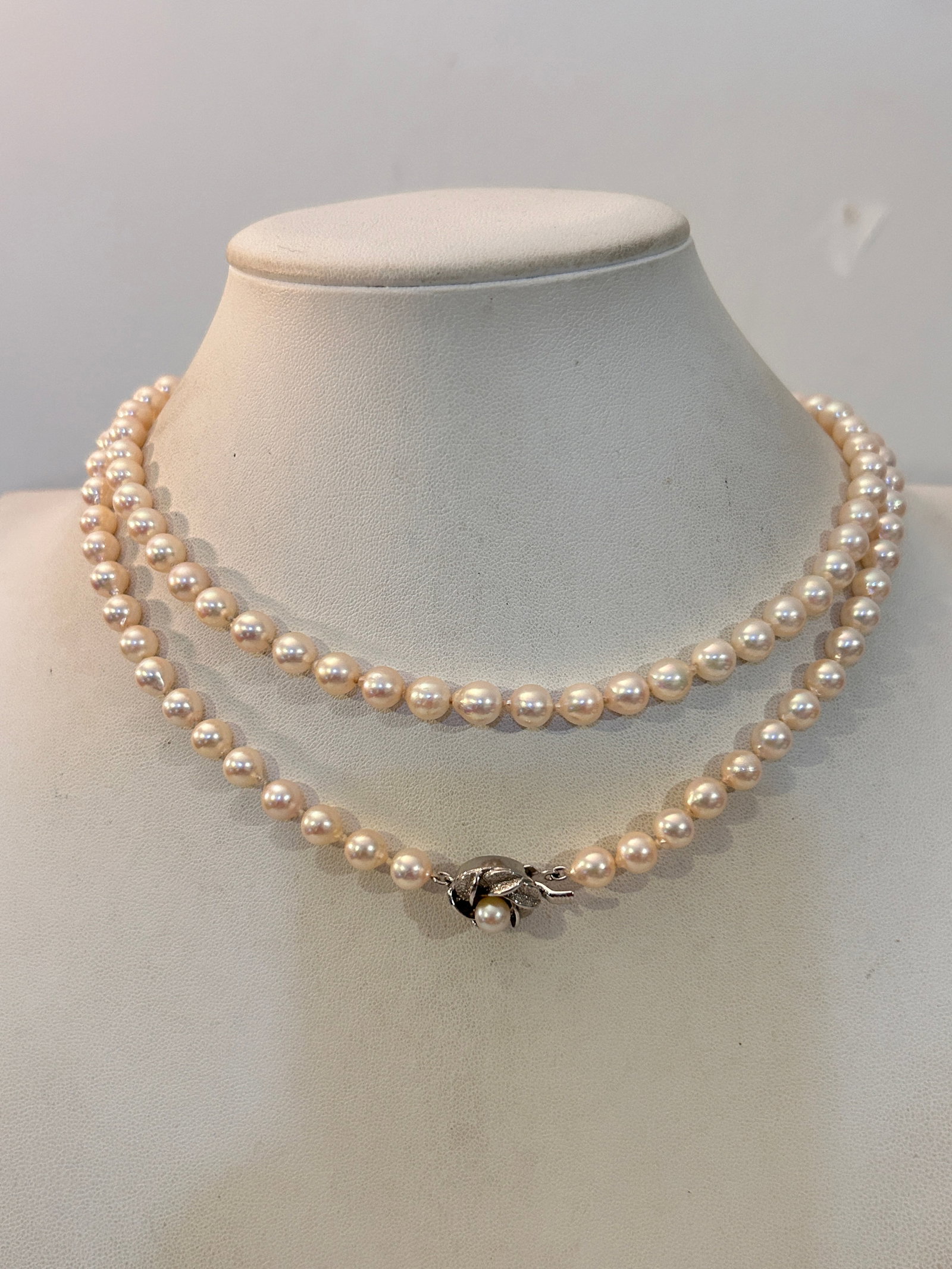 Vintage Faux Pearl Silver Necklace 33": Vintage Faux Pearl Silver Necklace 33" Please view all photos as they are part of the description and condition of this Item, Feel free to contact me with questions or picture requests! Used Item AS I