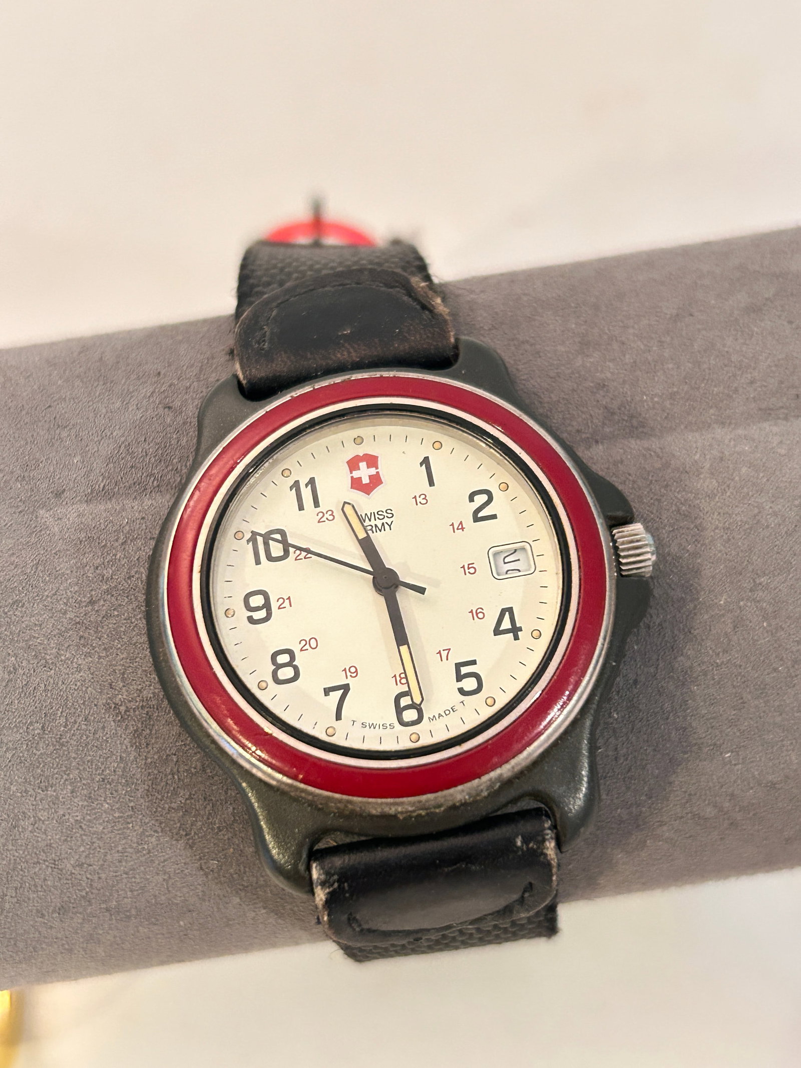 Vintage Victorinox Swiss Army Field Quartz Watch needs batt works: Vintage Victorinox Swiss Army Field Quartz Watch needs batt works Please view all photos as they are part of the description and condition of this Item, Feel free to contact me with questions or pictu