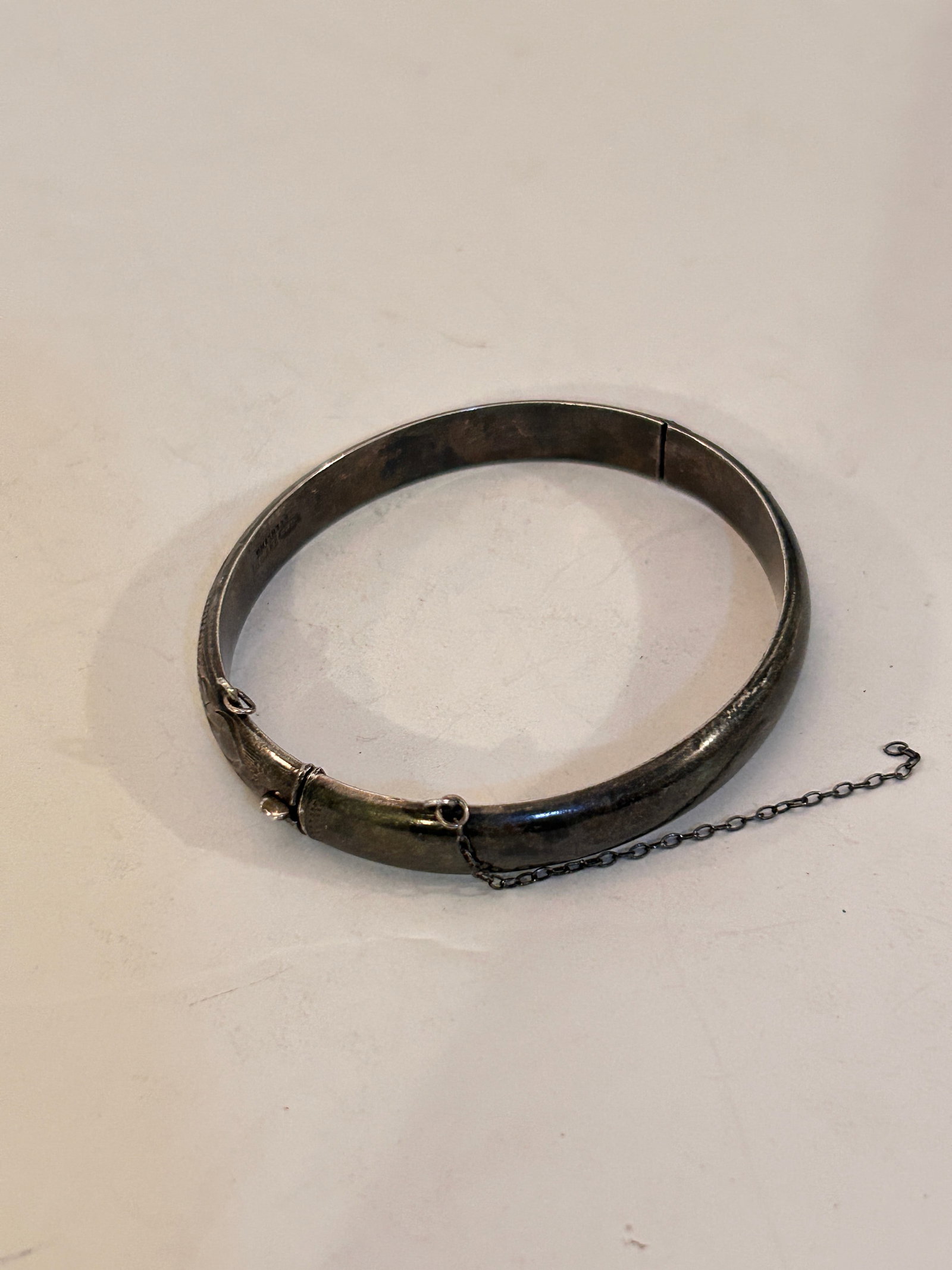 Vintage Sterling Silver Etched hinged Bracelet Sz 7" 13 grams: Vintage Sterling Silver Etched hinged Bracelet Sz 7" 13 grams Please view all photos as they are part of the description and condition of this Item, Feel free to contact me with questions or picture r