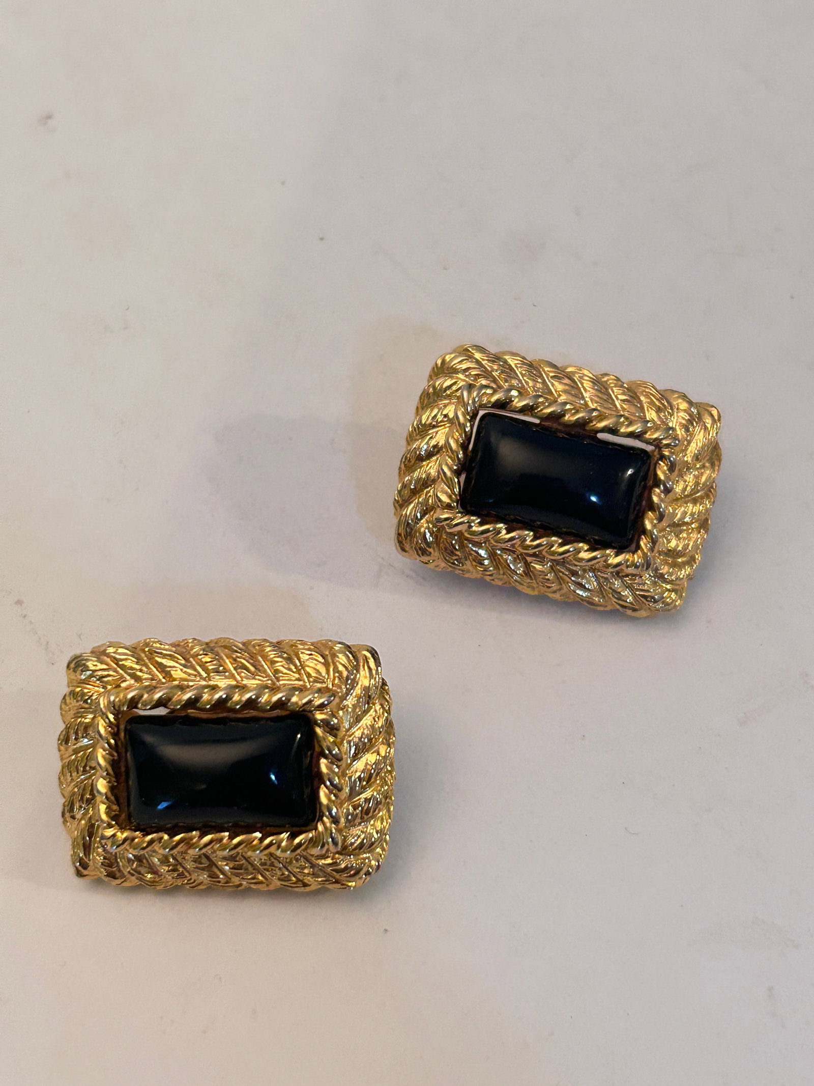 Vintage Gold Tone onyx Earrings: Vintage Gold Tone onyx Earrings Please view all photos as they are part of the description and condition of this Item, Feel free to contact me with questions or picture requests! Used Item AS IS
