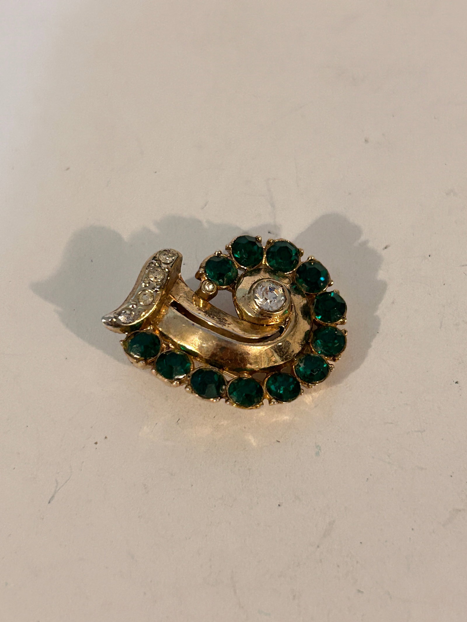 Vintage green rhinestone shoe sweater clip: Vintage green rhinestone shoe sweater clip Please view all photos as they are part of the description and condition of this Item, Feel free to contact me with questions or picture requests! Used Item 