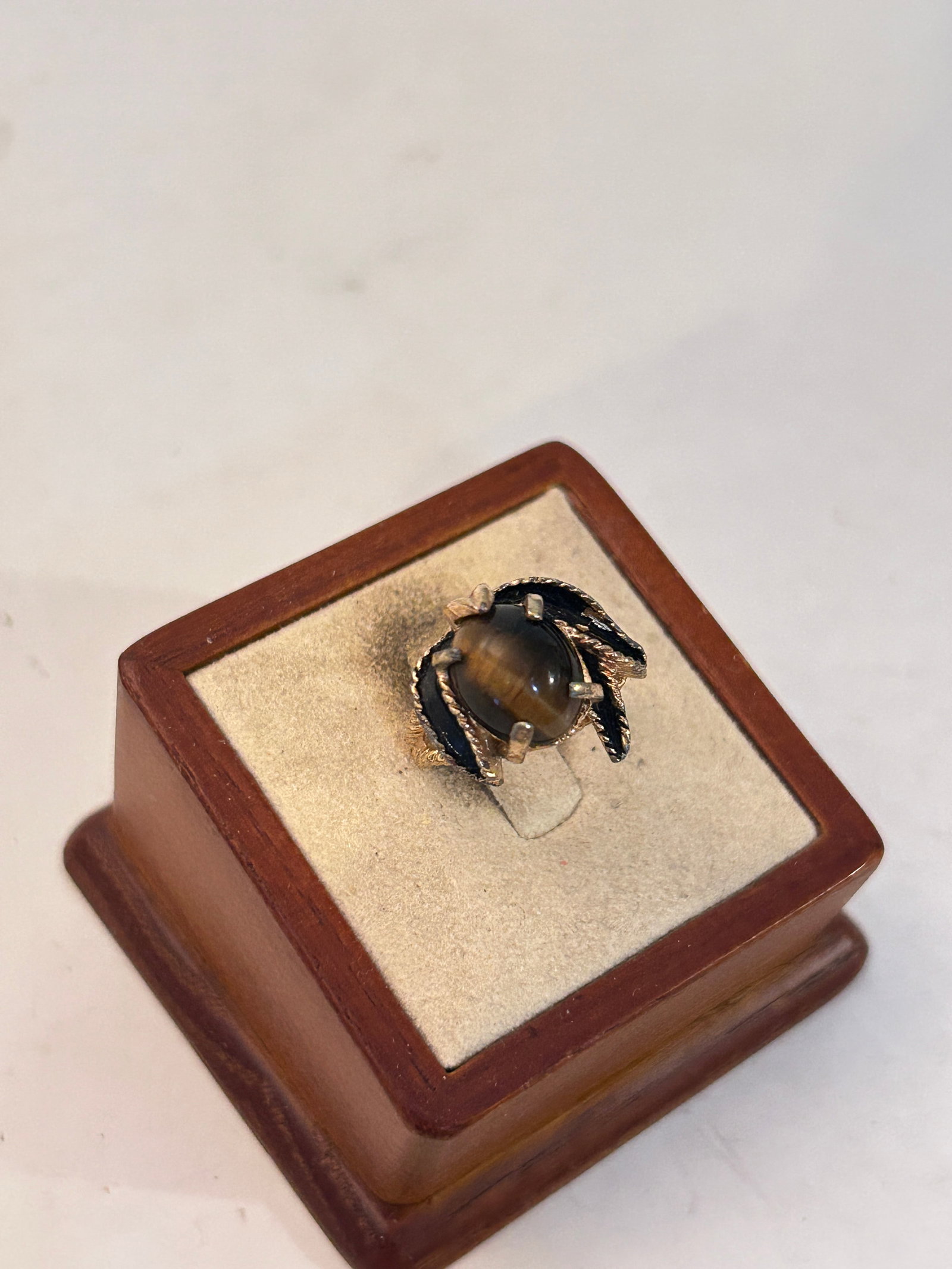 Vintage 18K H.G.E Tigers Eye Ring sz 7: Vintage 18K H.G.E Tigers Eye Ring sz 7Please view all photos as they are part of the description and condition of this Item, Feel free to contact me with questions or picture requests! Used Item AS IS
