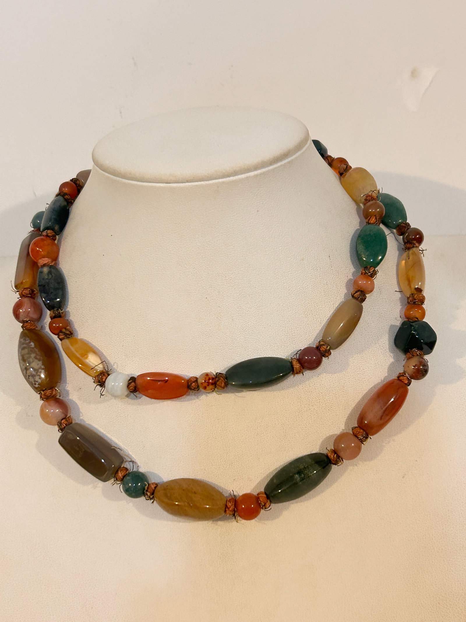 Vintage Gem Stone Necklace 33": Vintage Gem Stone Necklace 33"Please view all photos as they are part of the description and condition of this Item, Feel free to contact me with questions or picture requests! Used Item AS IS