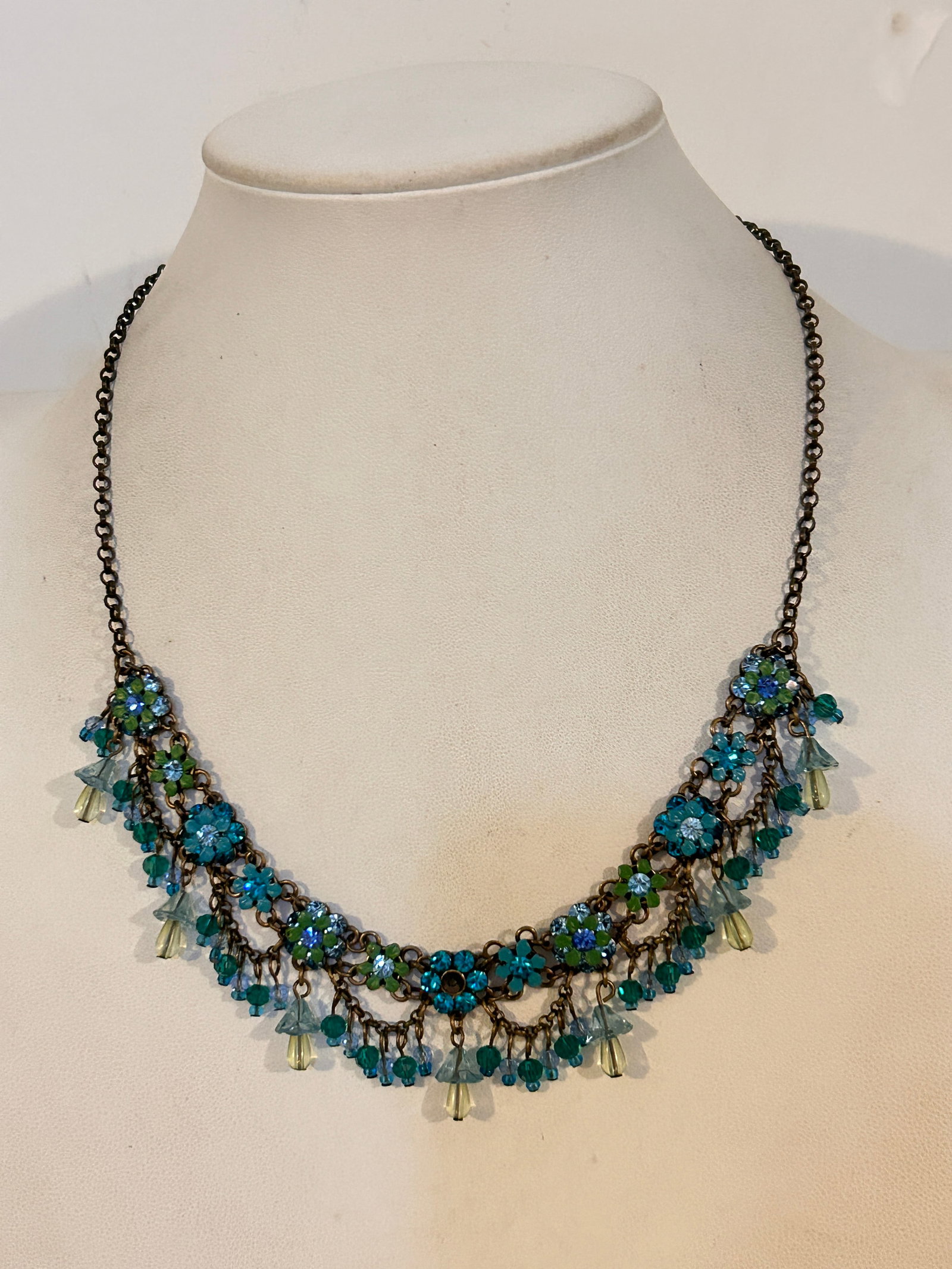 Vintage Swarovski Crystal Necklace 18": Vintage Swarovski Crystal Necklace 18"Please view all photos as they are part of the description and condition of this Item, Feel free to contact me with questions or picture requests! Used Item AS IS