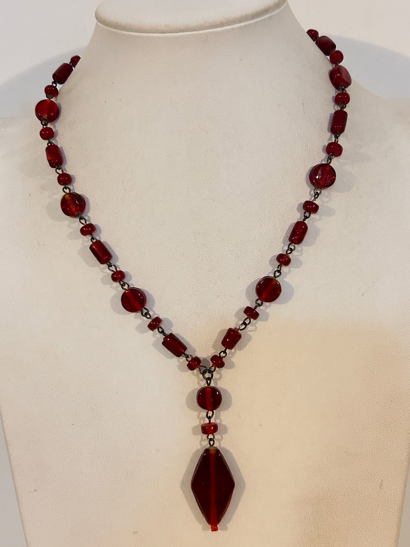 Vintage Red Glass Bead Necklace 18": Vintage Red Glass Bead Necklace 18"Please view all photos as they are part of the description and condition of this Item, Feel free to contact me with questions or picture requests! Used Item AS IS