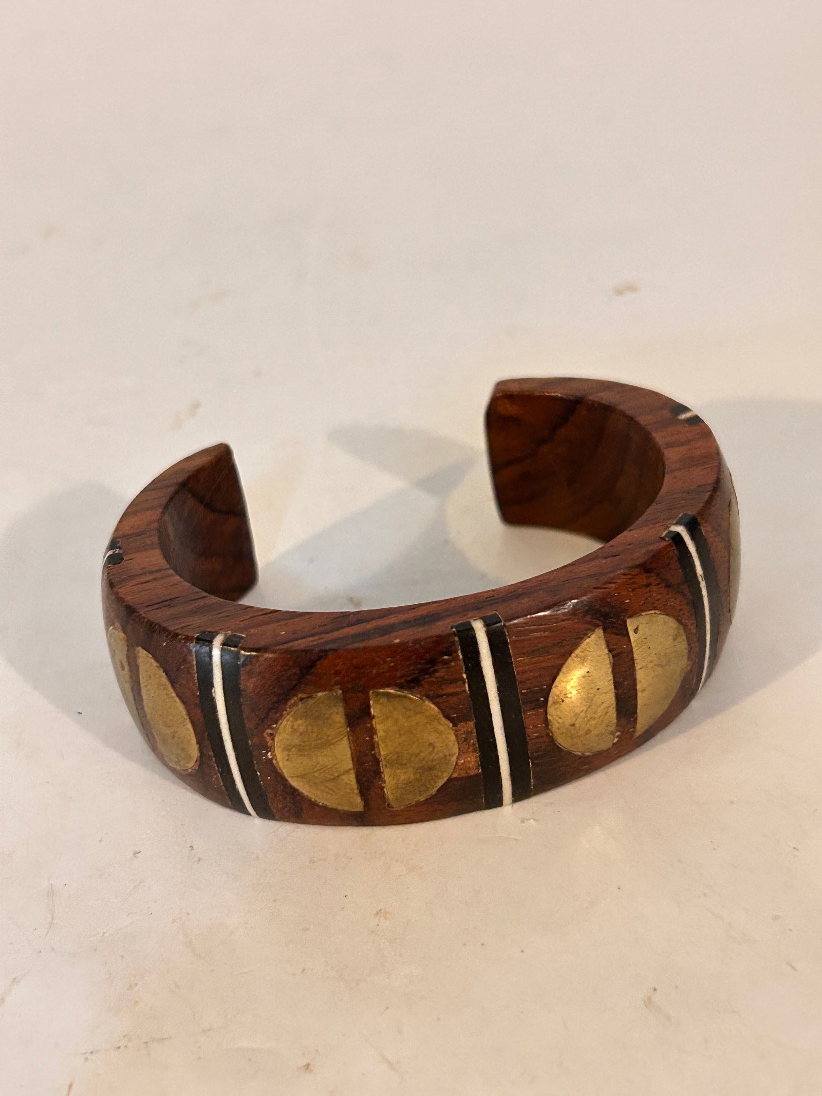 Vintage Wood & Brass Bracelet 7": Vintage Wood & Brass Bracelet 7"Please view all photos as they are part of the description and condition of this Item, Feel free to contact me with questions or picture requests! Used Item AS IS
