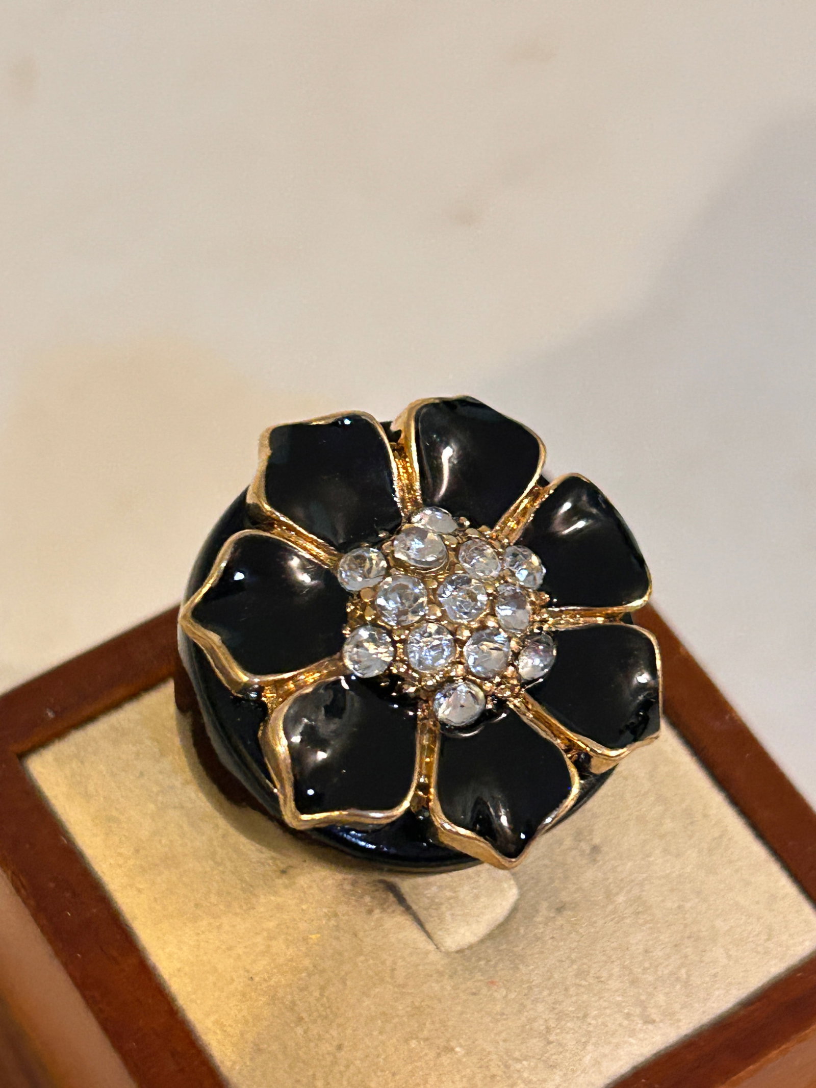 Vintage Floral black acrylic Ring 8: Vintage Floral black acrylic Ring 8Please view all photos as they are part of the description and condition of this Item, Feel free to contact me with questions or picture requests! Used Item AS IS