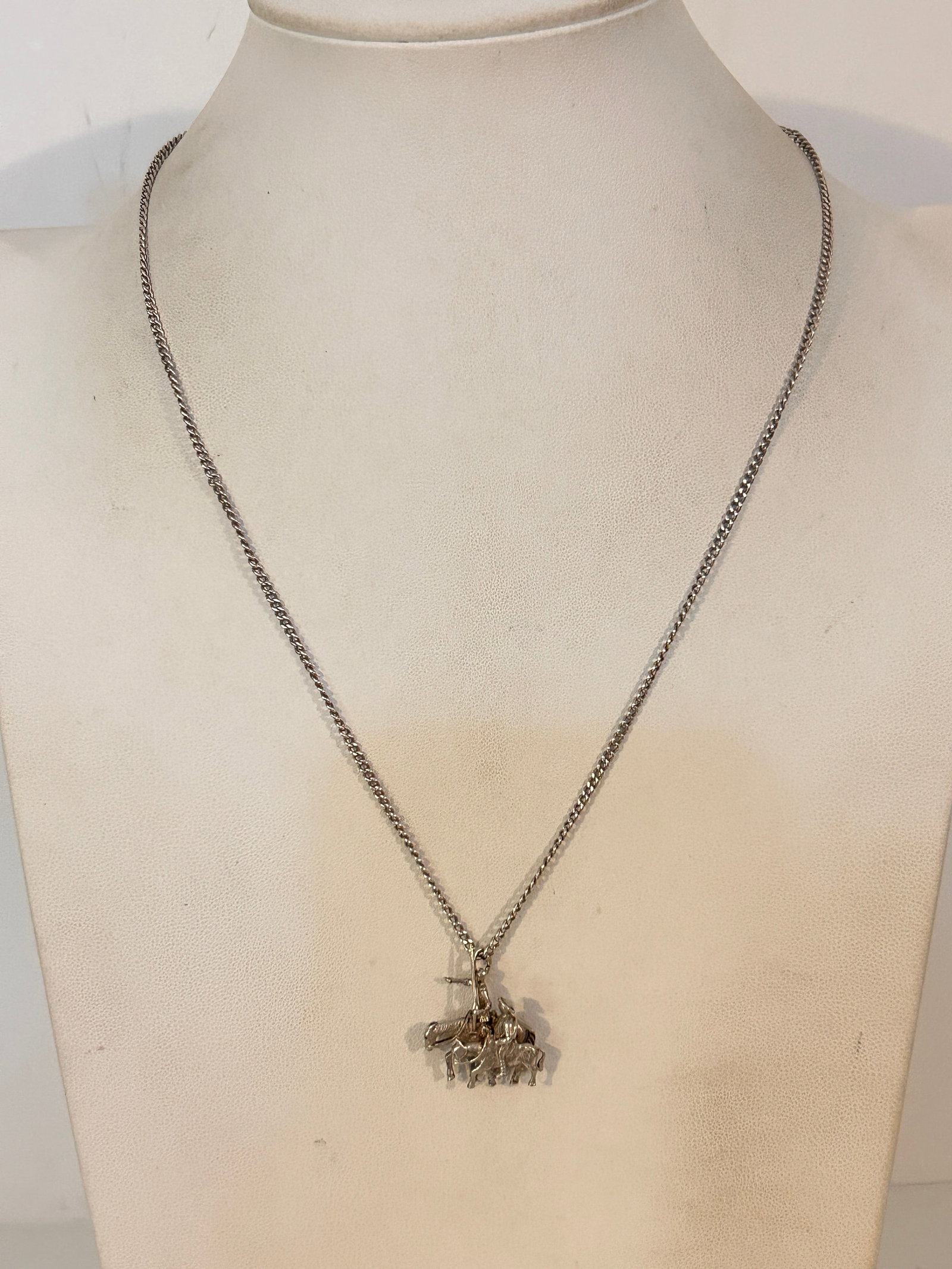 Vintage Sterling Silver Horse pendant Necklace 22": Vintage Sterling Silver Horse pendant Necklace 22"Please view all photos as they are part of the description and condition of this Item, Feel free to contact me with questions or picture requests! Use