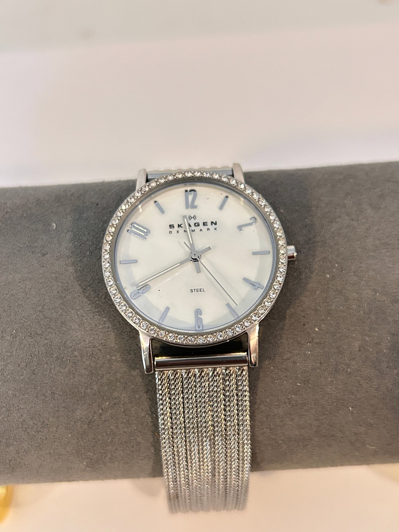 Skagen Classic Mesh Wrist Watch for Women With Faux Diamond Detail working: Skagen Classic Mesh Wrist Watch for Women With Faux Diamond Detail workingPlease view all photos as they are part of the description and condition of this Item, Feel free to contact me with questions 