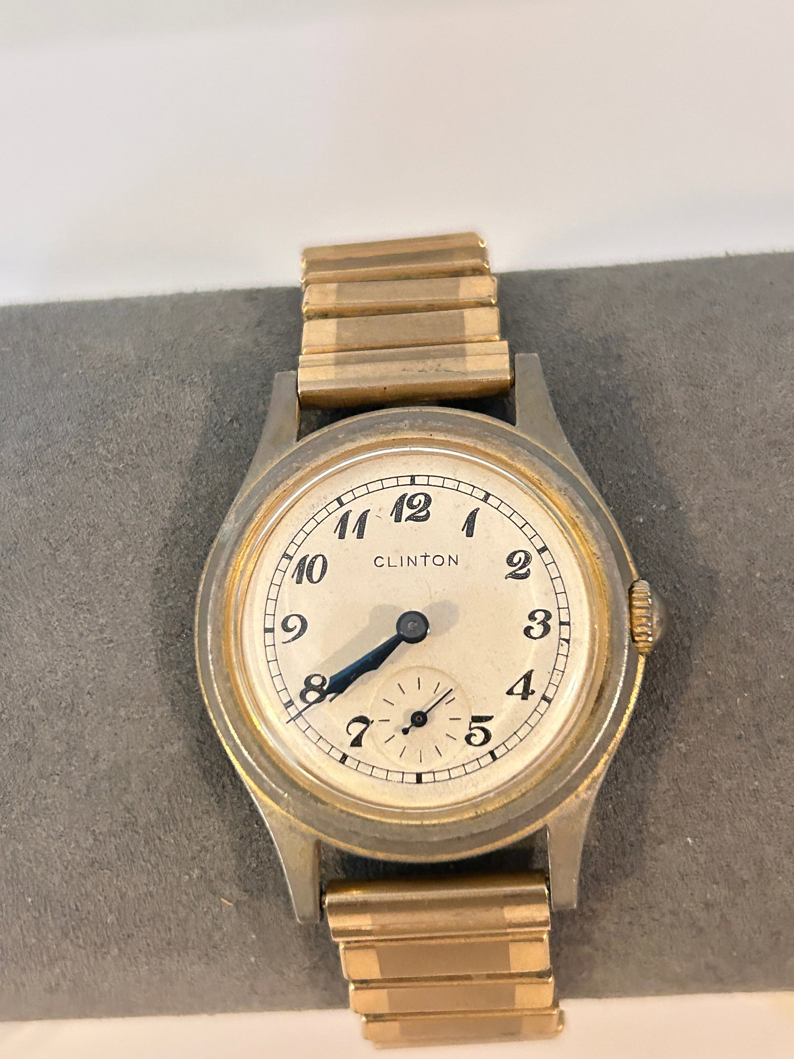 Vintage U.S. WWII Army Wrist Watch by Clinton Officer Grade - Fully Functional: Vintage U.S. WWII Army Wrist Watch by Clinton Officer Grade - Fully FunctionalPlease view all photos as they are part of the description and condition of this Item, Feel free to contact me with questi