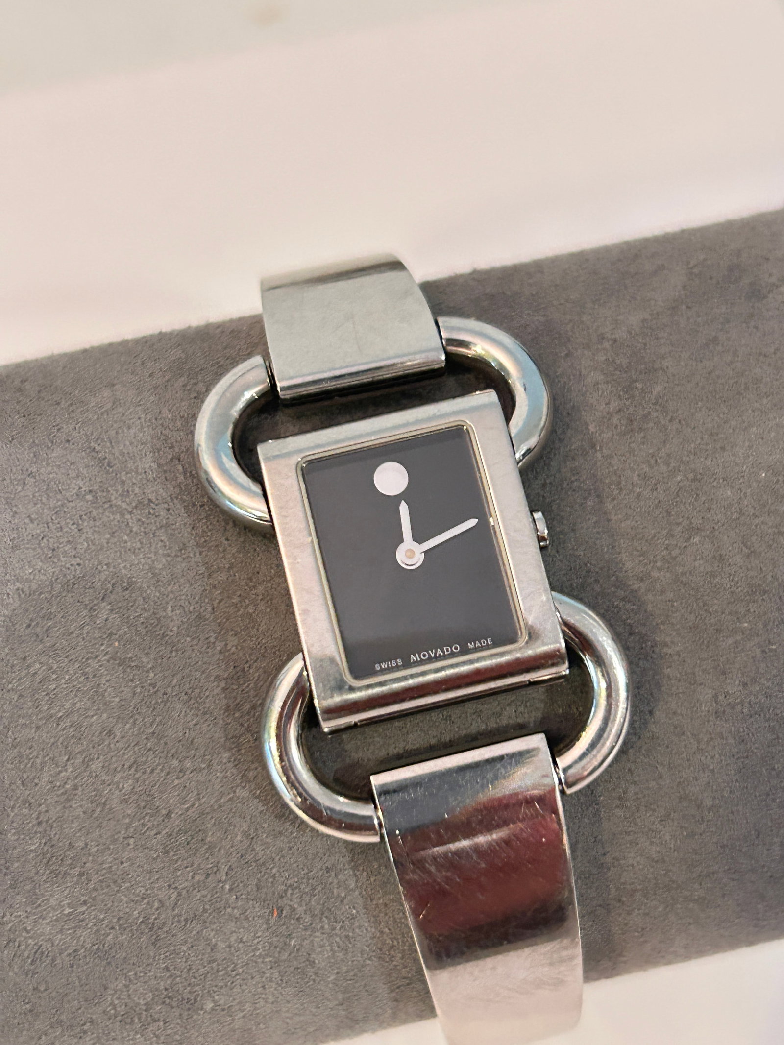 Authentic Movado Women Swiss Linio Style Square Dial Watch working: Authentic Movado Women Swiss Linio Style Square Dial Watch working Please view all photos as they are part of the description and condition of this Item, Feel free to contact me with questions or pict