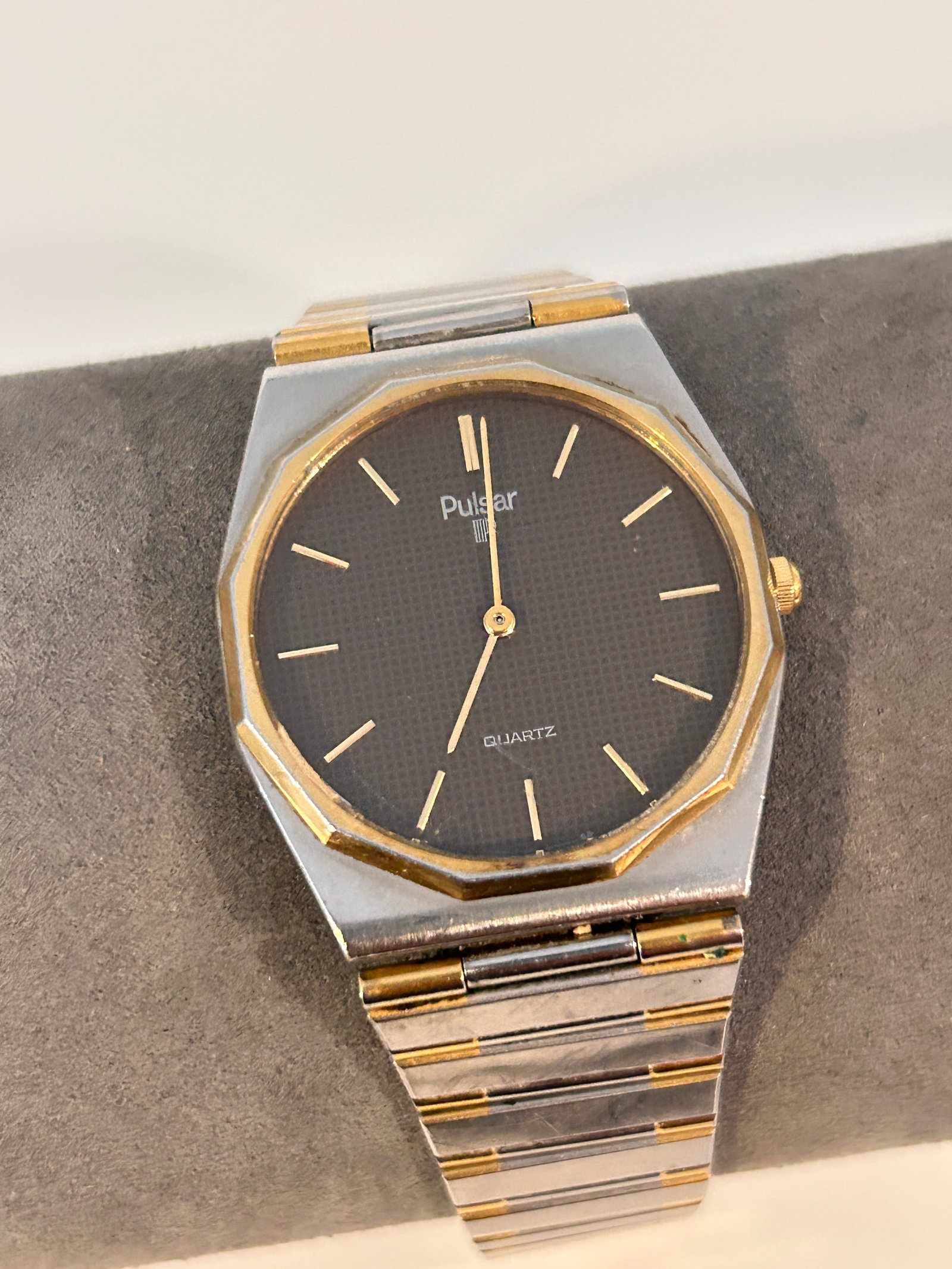 Pulsar quartz watch features a distinctive two-tone, octagonal case needs bat: Pulsar quartz watch features a distinctive two-tone, octagonal case needs bat Please view all photos as they are part of the description and condition of this Item, Feel free to contact me with questi