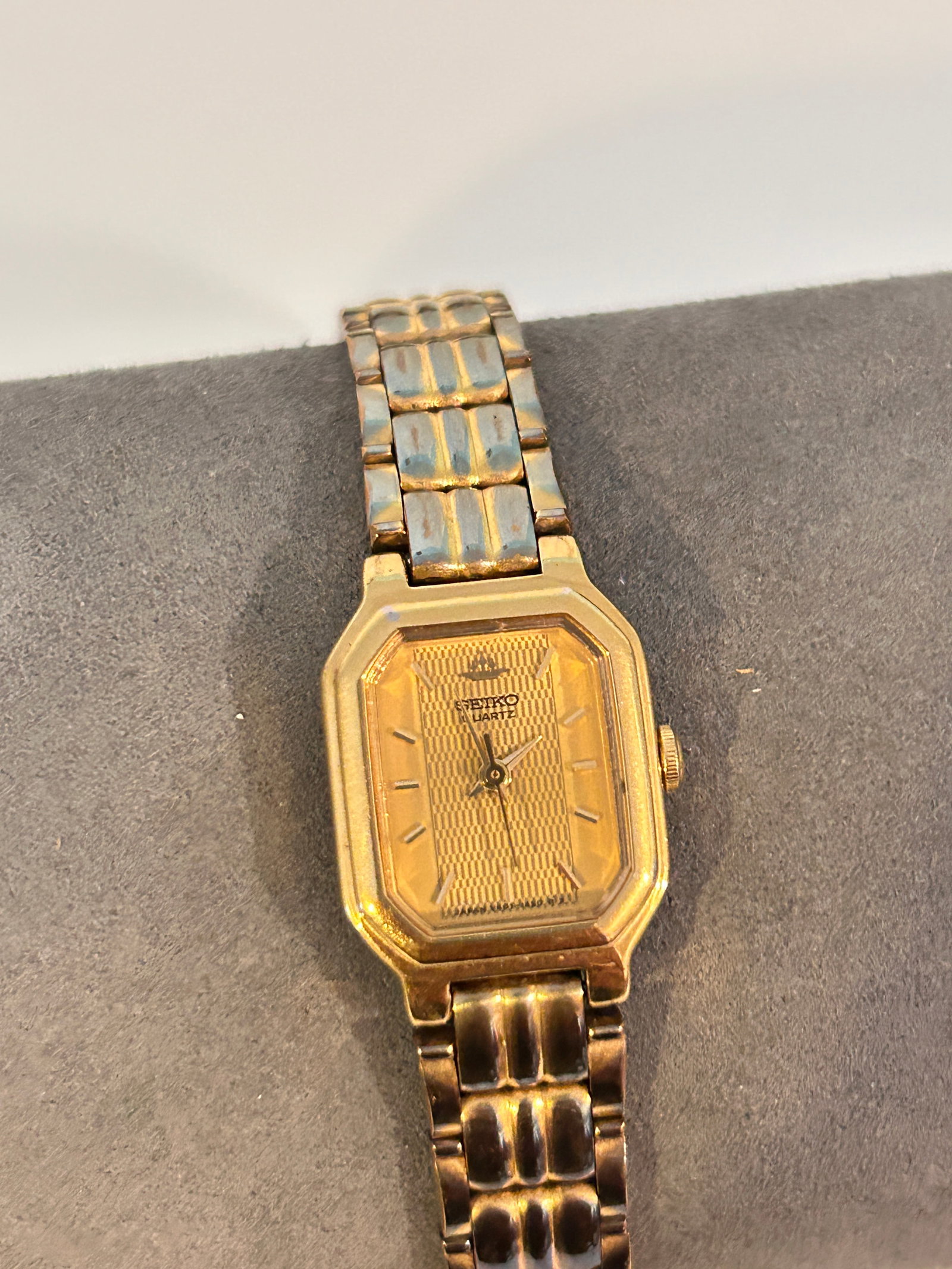 Seiko Vintage Gold Plated Quartz Tank Ladies Wrist Watch V401-5250 needs bat: Seiko Vintage Gold Plated Quartz Tank Ladies Wrist Watch V401-5250 needs bat Please view all photos as they are part of the description and condition of this Item, Feel free to contact me with questio