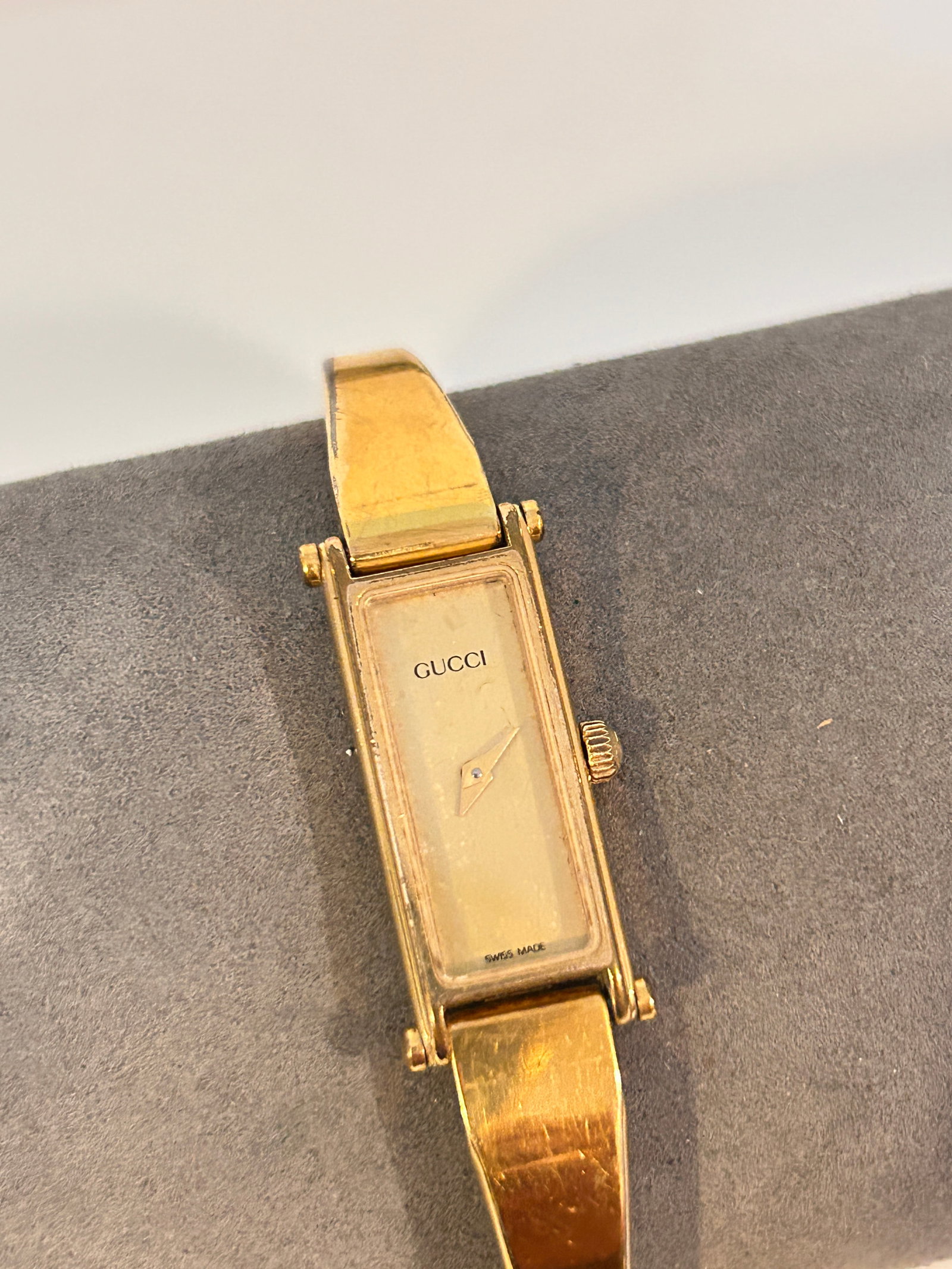 Vintage Gucci 1500 Gold Square Quartz Women's Watch working: Vintage Gucci 1500 Gold Square Quartz Women's Watch working Please view all photos as they are part of the description and condition of this Item, Feel free to contact me with questions or picture req