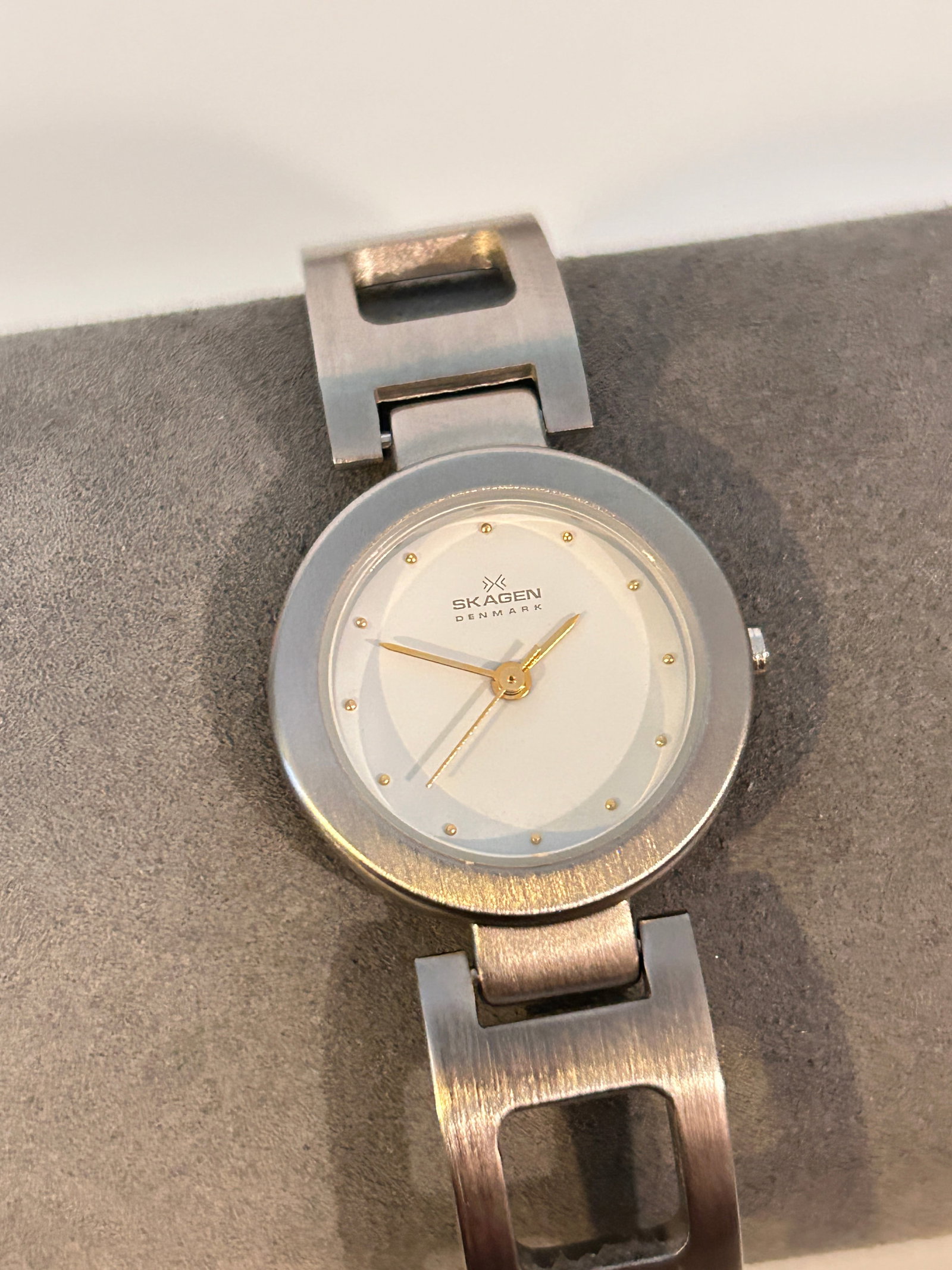 Vintage Skagen Denmark women's watch needs bat: Vintage Skagen Denmark women's watch needs bat Please view all photos as they are part of the description and condition of this Item, Feel free to contact me with questions or picture requests! Used I