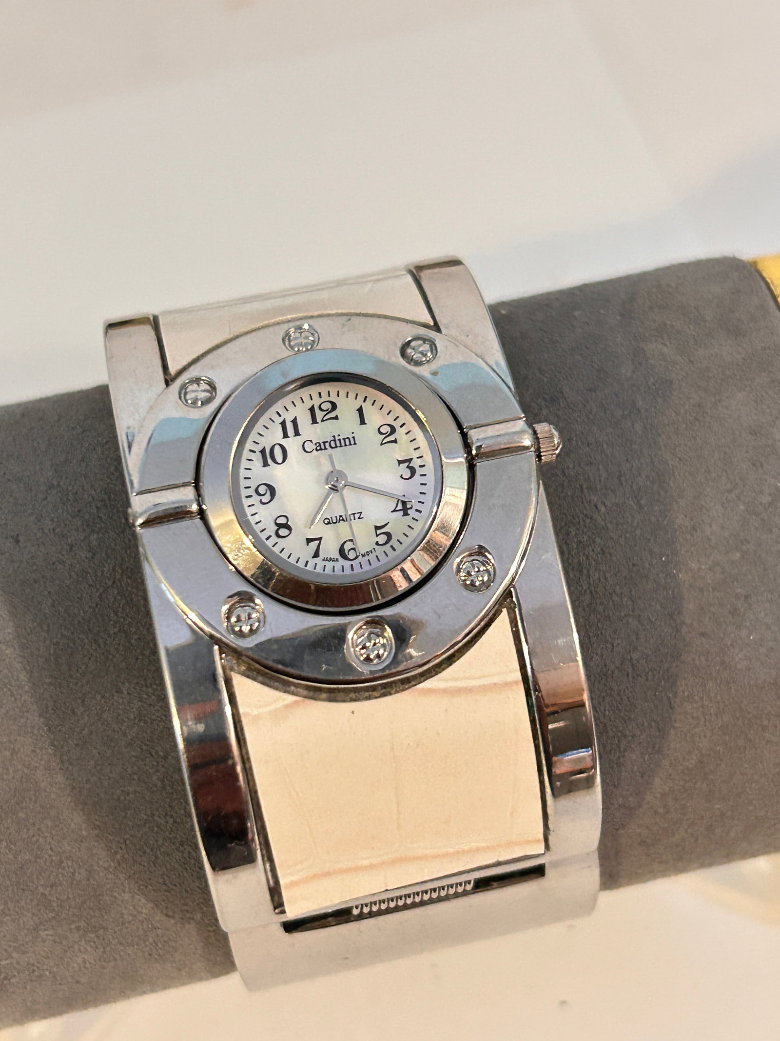 Vintage Cardini women's quartz watch working: Vintage Cardini women's quartz watch working Please view all photos as they are part of the description and condition of this Item, Feel free to contact me with questions or picture requests! Used Ite