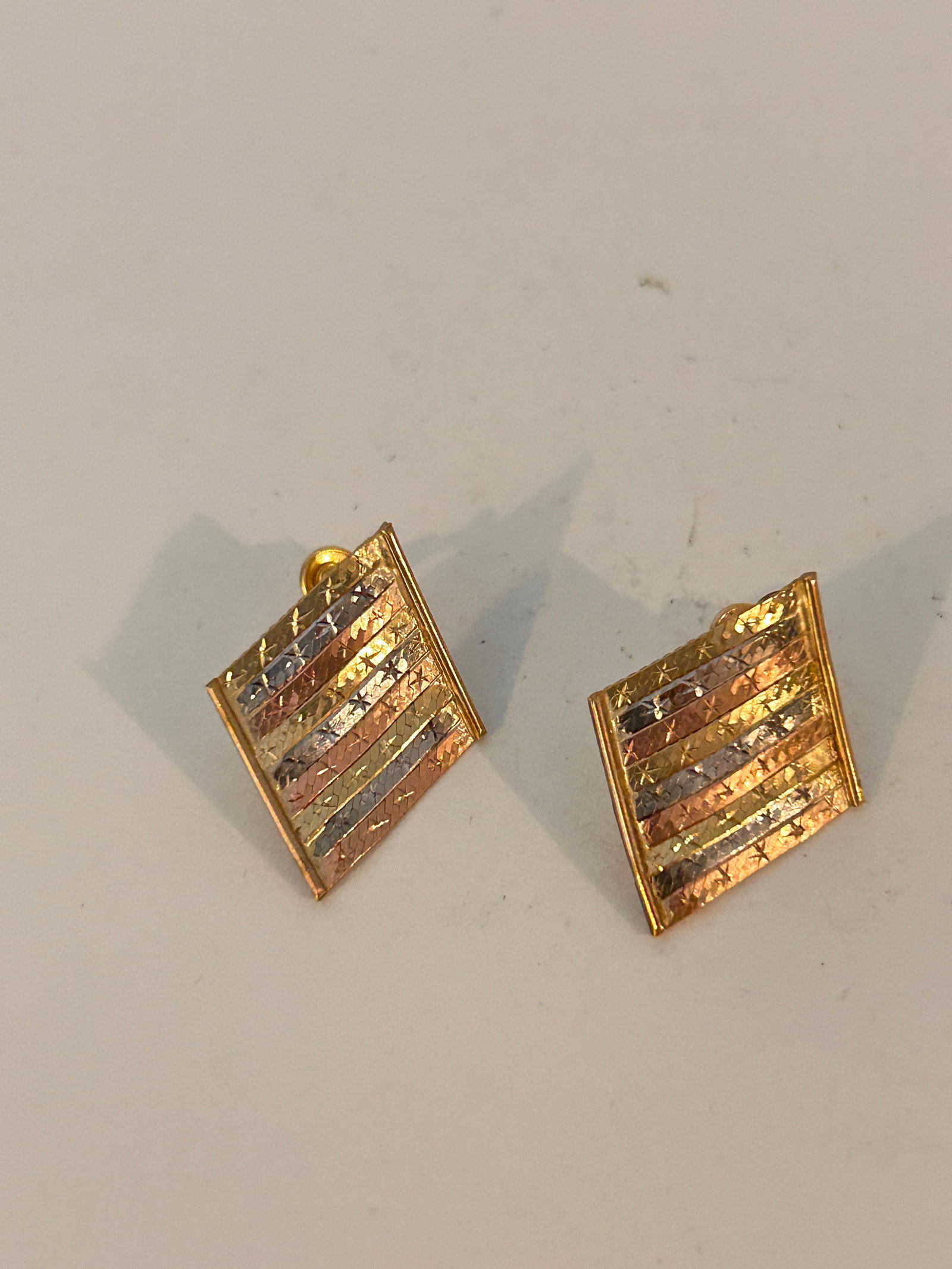 14K Tricolor Gold Herringbone Chain Drop Earrings 9 Strands Flexible 3 grams: 14K Tricolor Gold Herringbone Chain Drop Earrings 9 Strands Flexible 3 grams Please view all photos as they are part of the description and condition of this Item, Feel free to contact me with questio