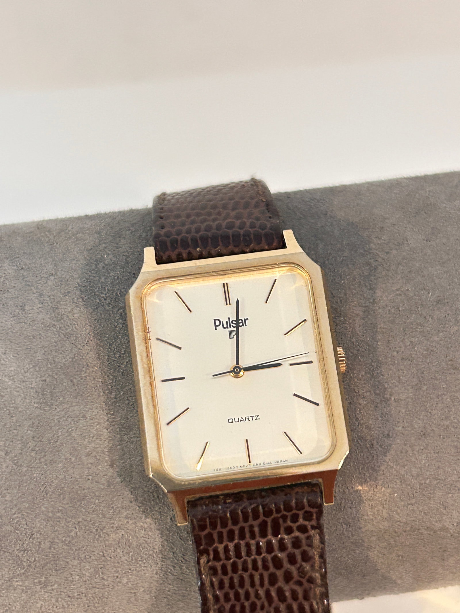 Vintage Pulsar by Seiko Classic 25mm Tank Watch Gold Tone Leather working: Vintage Pulsar by Seiko Classic 25mm Tank Watch Gold Tone Leather working Please view all photos as they are part of the description and condition of this Item, Feel free to contact me with questions 