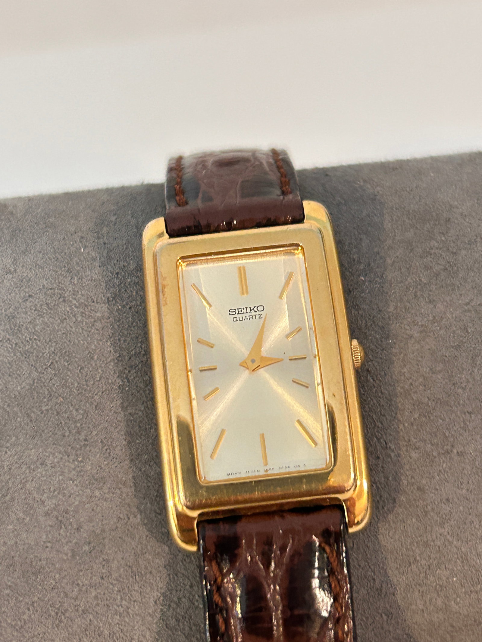 Vintage Seiko 1N00-5G49 lady's watch Watch working: Vintage Seiko 1N00-5G49 lady's watch Watch working Please view all photos as they are part of the description and condition of this Item, Feel free to contact me with questions or picture requests! Us