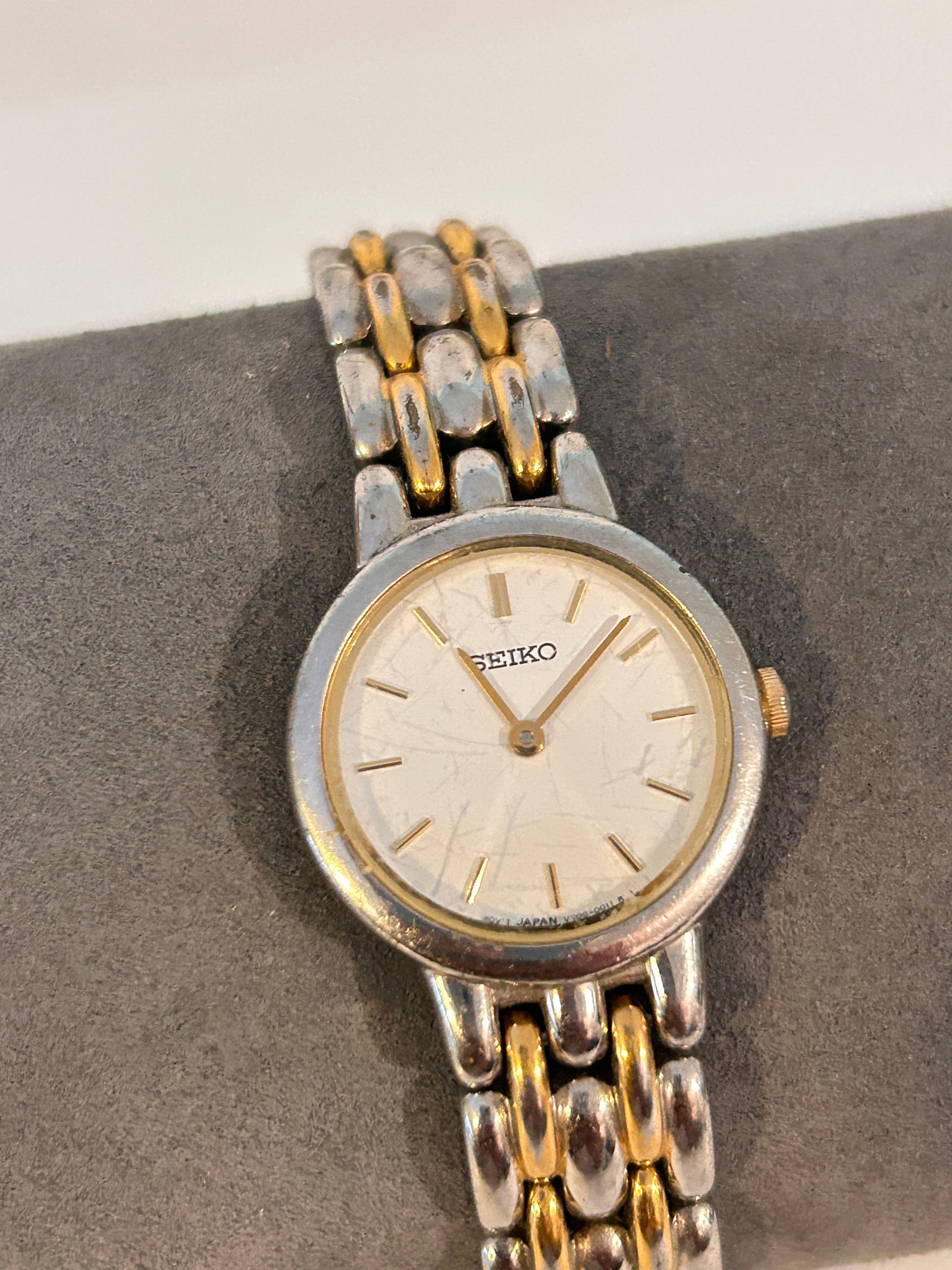 Vintage SEIKO Watch Womens Multi-toned Stainless Steel Classic Round White Dial needs bat (1 of 4)