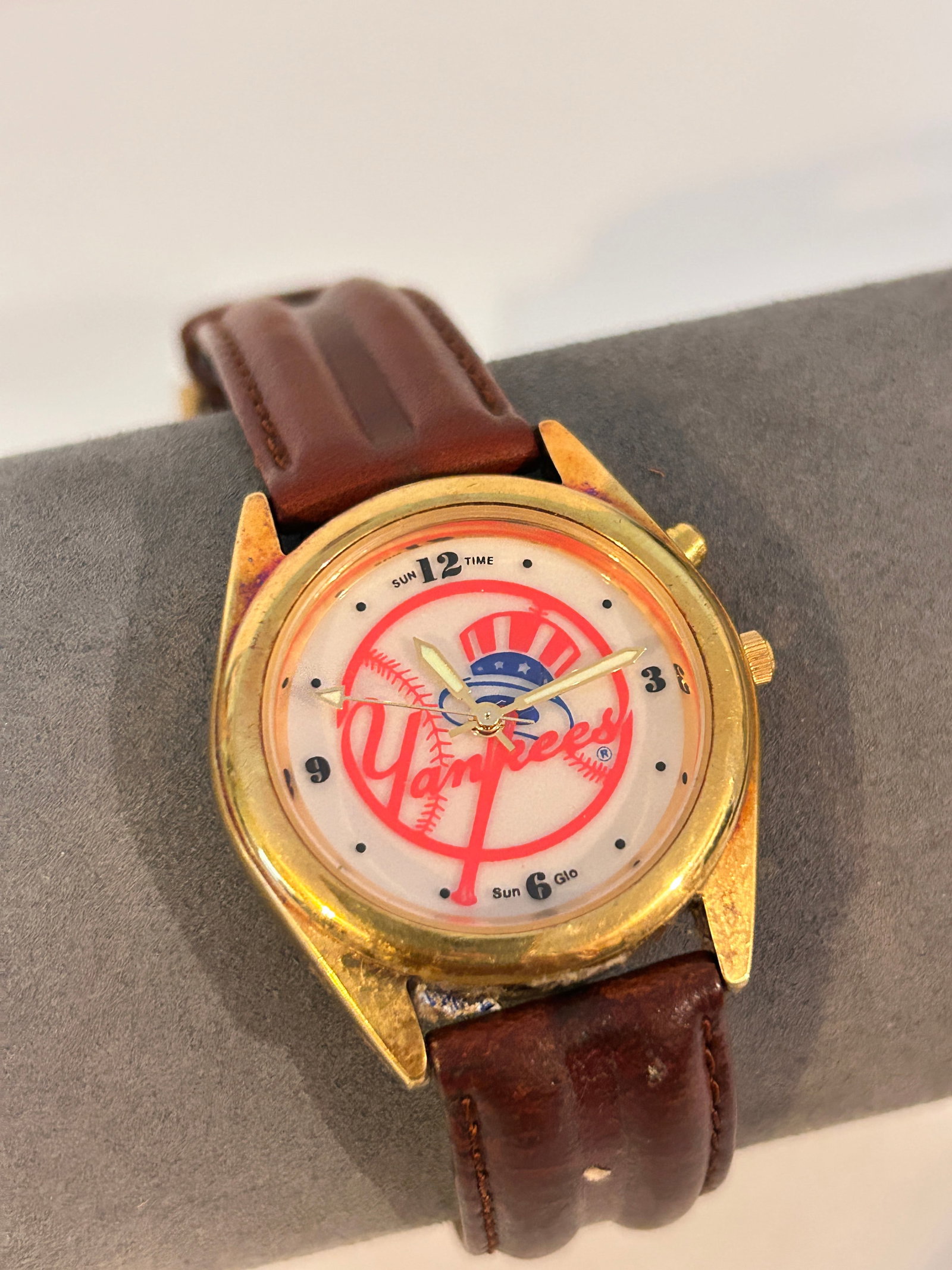 Vintage N.Y. Yankees Quartz Baseball Watch working: Vintage N.Y. Yankees Quartz Baseball Watch working Please view all photos as they are part of the description and condition of this Item, Feel free to contact me with questions or picture requests! Us