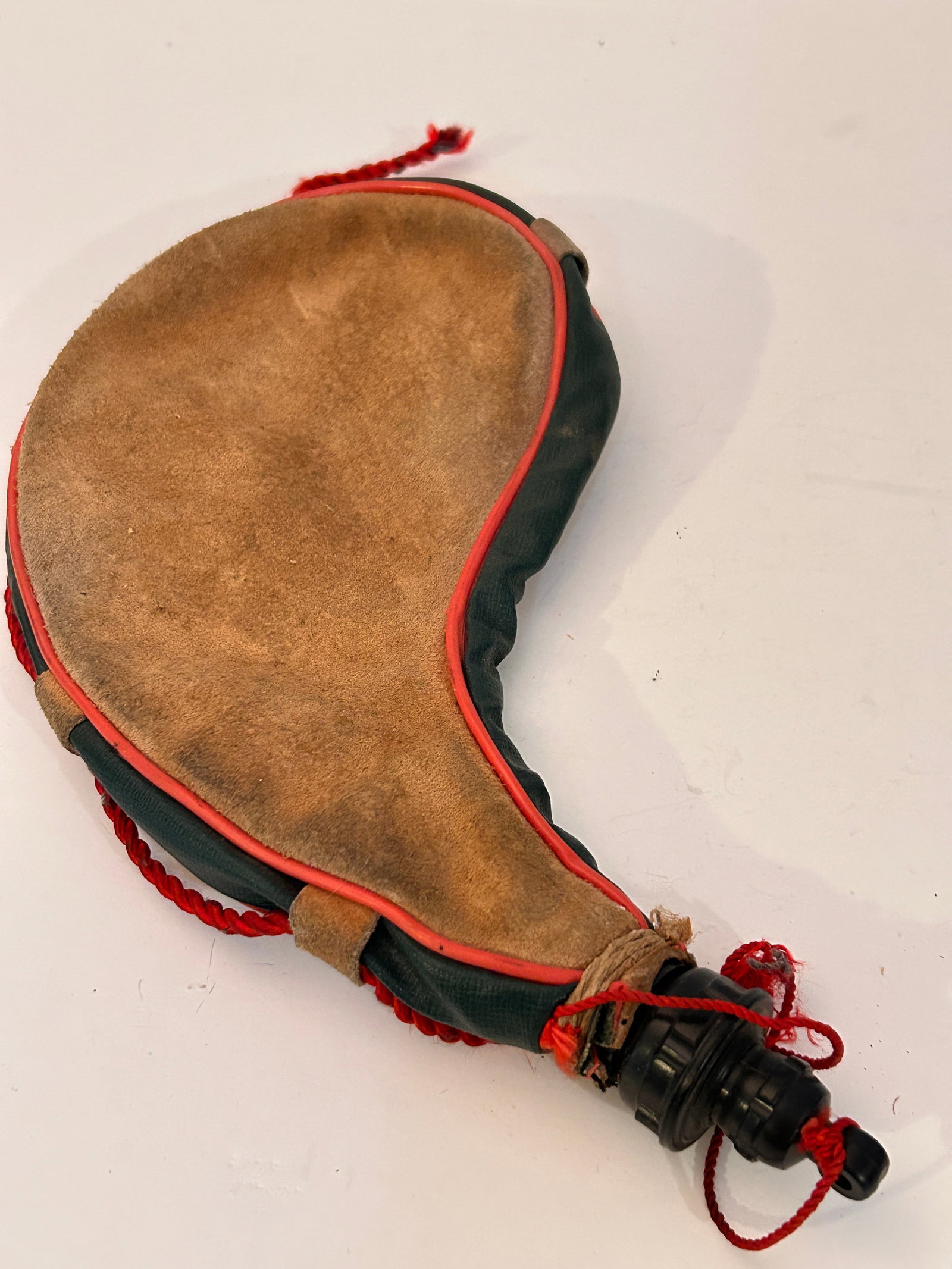 traditional Spanish bota bag for water string broken: traditional Spanish bota bag for water string broken Please view all photos as they are part of the description and condition of this Item, Feel free to contact me with questions or picture requests! 