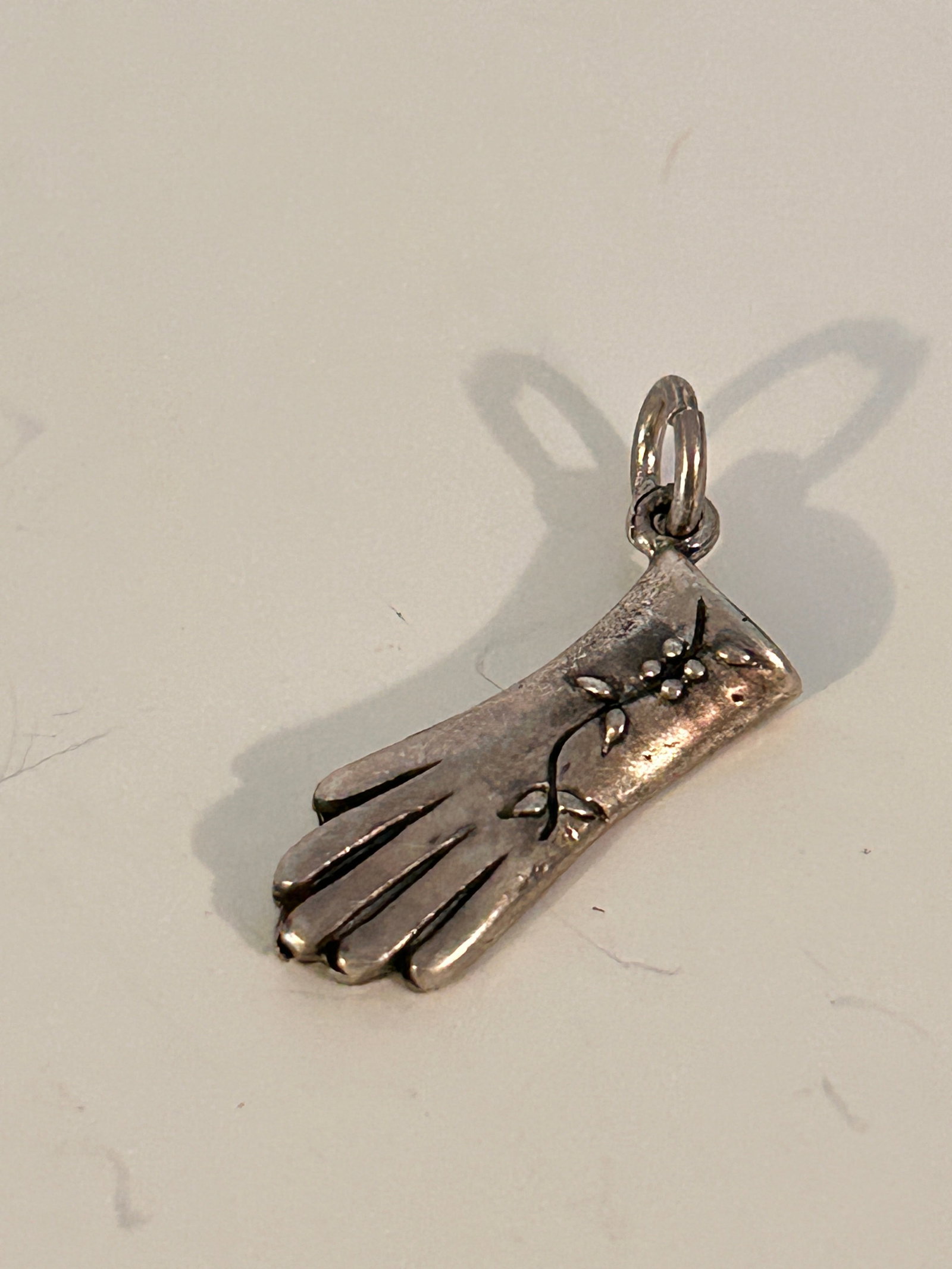 Vintage Sterling Silver Charm: Vintage Sterling Silver Charm Please view all photos as they are part of the description and condition of this Item, Feel free to contact me with questions or picture requests! Used Item AS IS