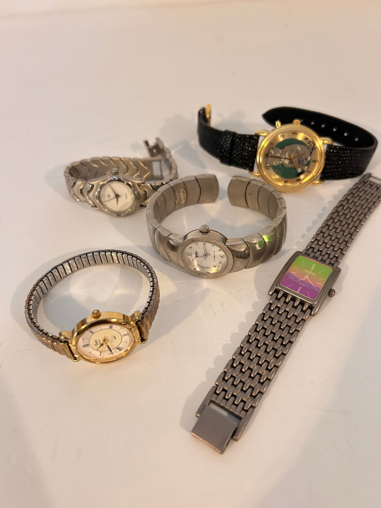Vintage Lot of 5 nice untested watches: Vintage Lot of 5 nice untested watches Please view all photos as they are part of the description and condition of this Item, Feel free to contact me with questions or picture requests! Used Item AS I