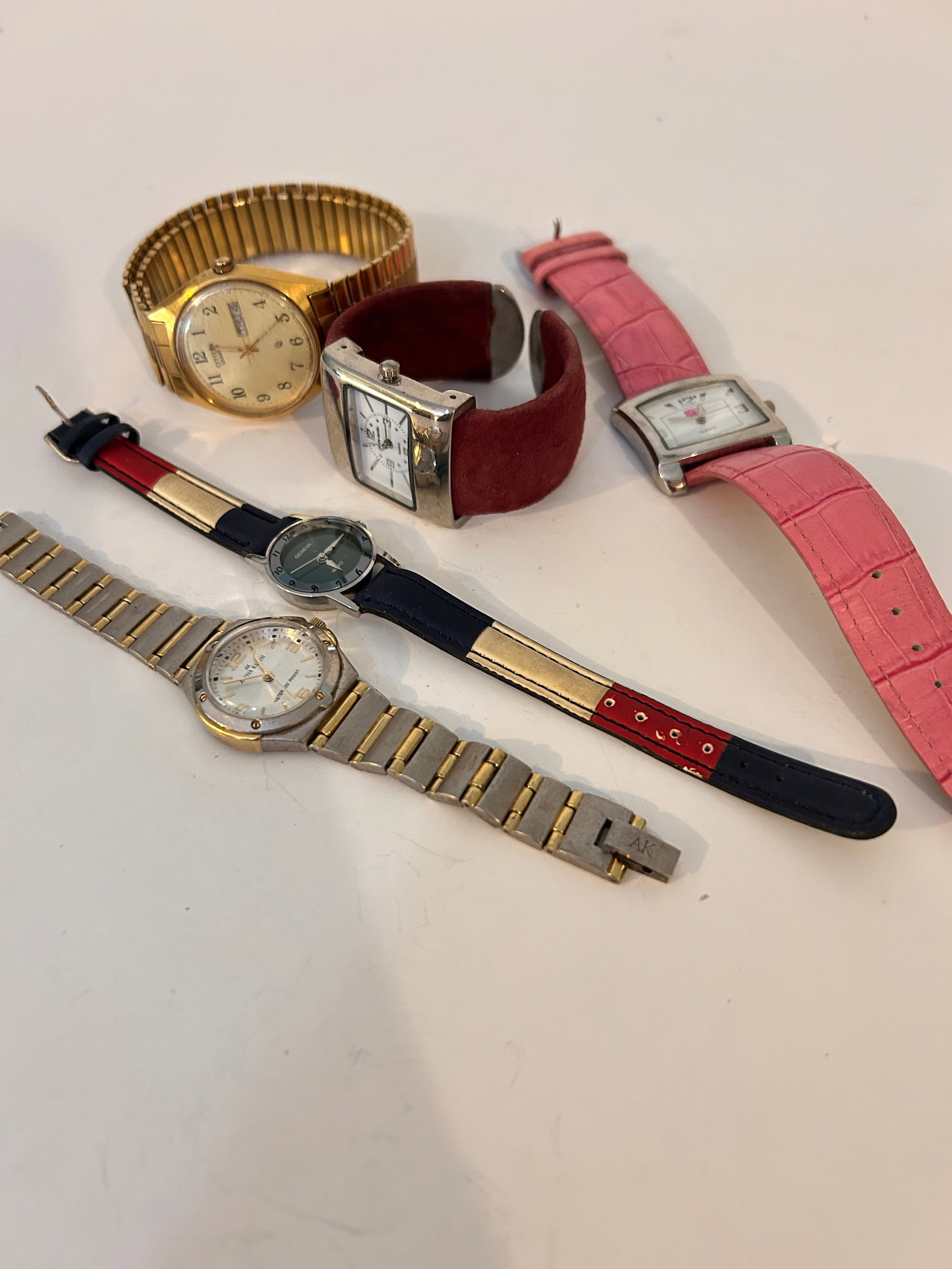 Vintage Lot of 5 nice untested watches: Vintage Lot of 5 nice untested watches Please view all photos as they are part of the description and condition of this Item, Feel free to contact me with questions or picture requests! Used Item AS I